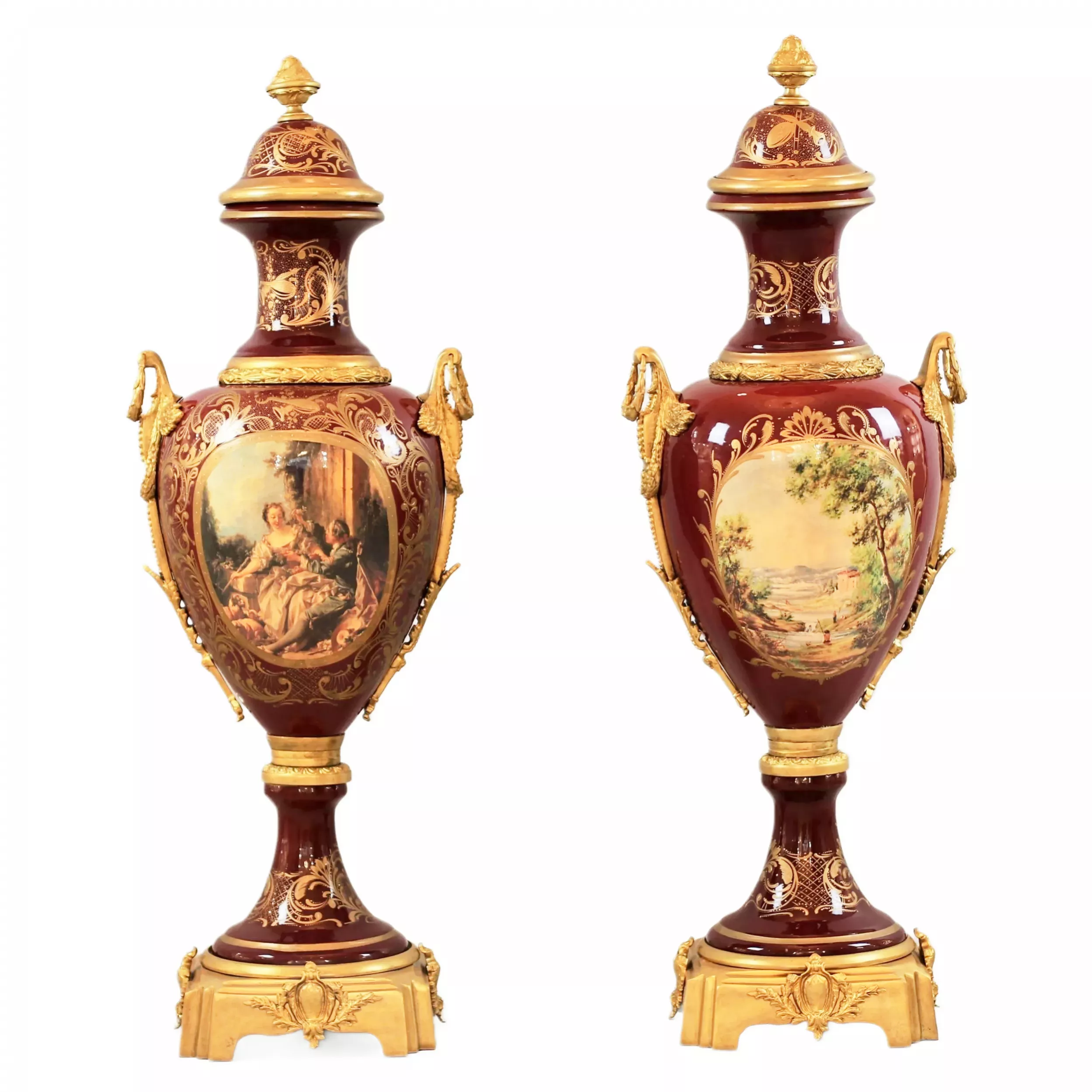 Paire de vases de sol en porcelaine et bronze doré de style Louis XVI. France. 1920ème siècle. 