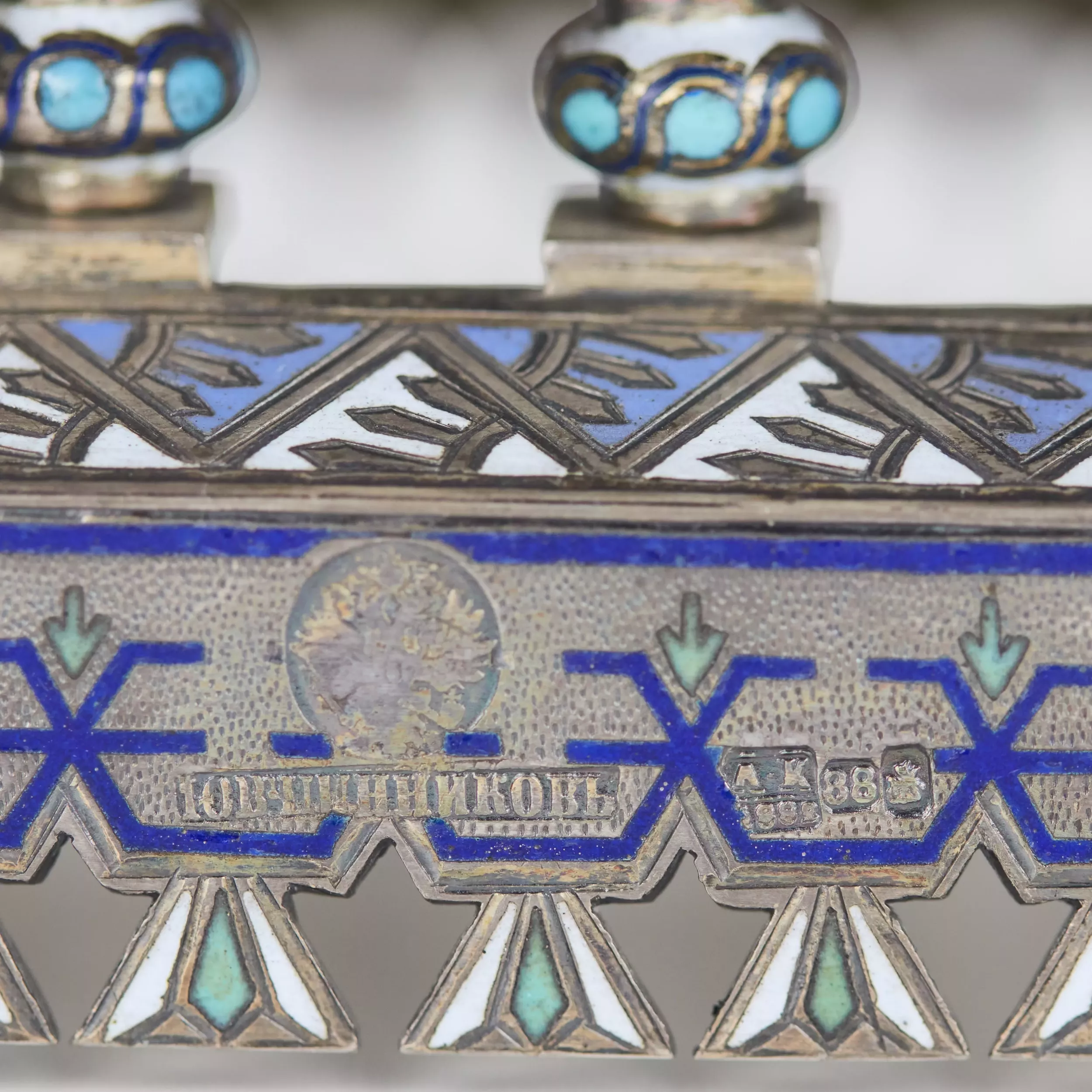COFFRET RUSSE EN ARGENT AVEC ÉMAIL CHAMPLEVÉ. MAISON PAVEL OVCHINNIKOV. MOSCOU, 1882