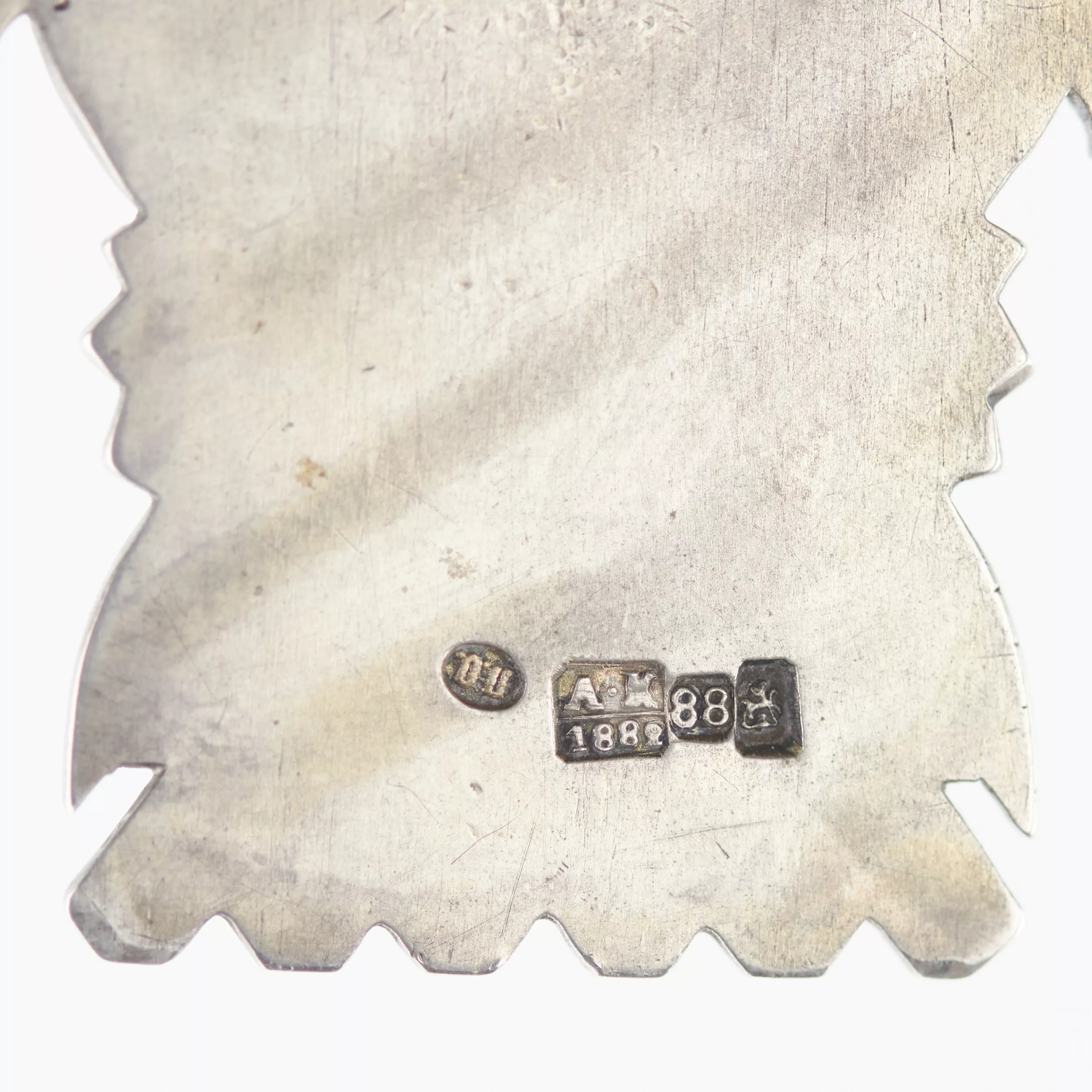 COFFRET RUSSE EN ARGENT AVEC ÉMAIL CHAMPLEVÉ. MAISON PAVEL OVCHINNIKOV. MOSCOU, 1882