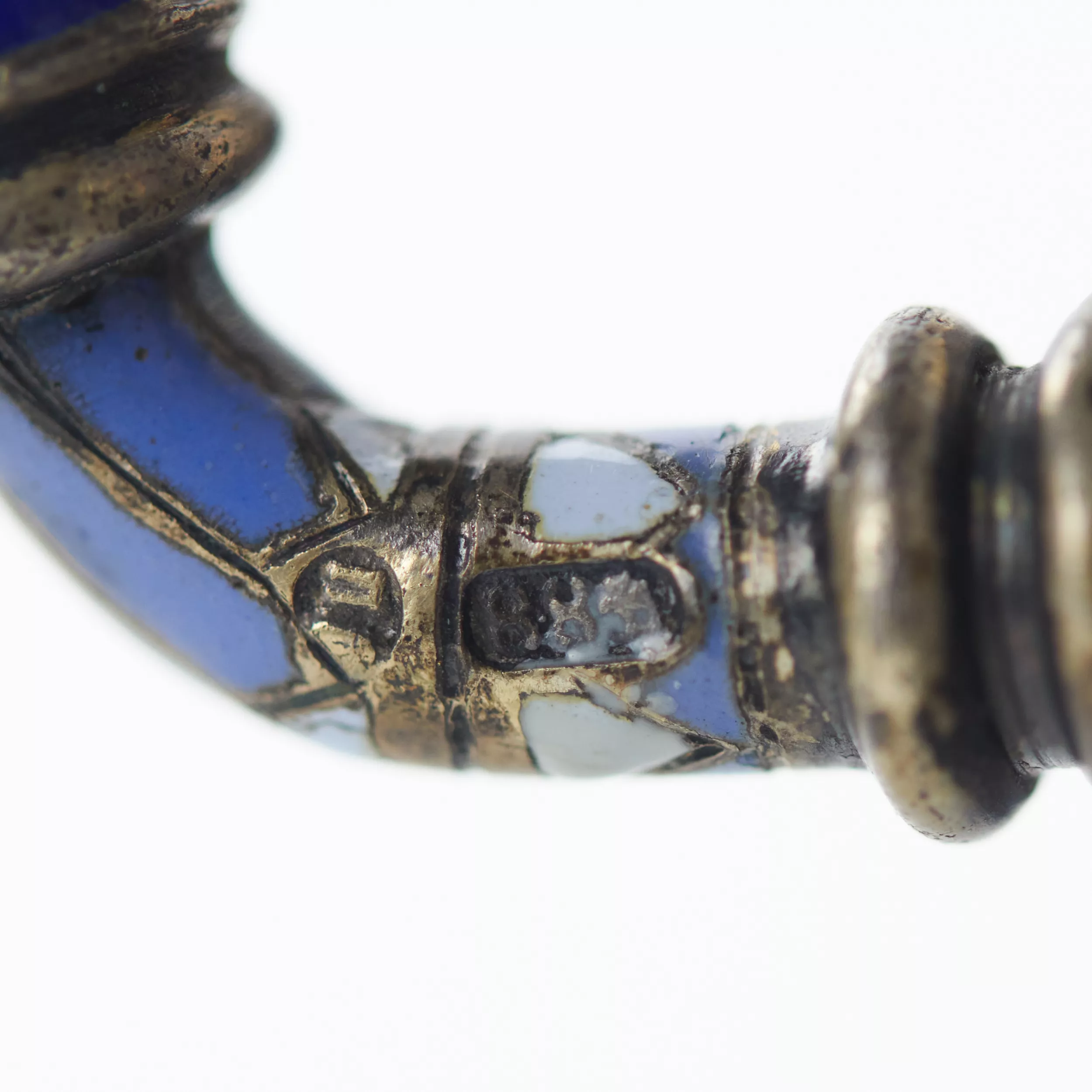 COFFRET RUSSE EN ARGENT AVEC ÉMAIL CHAMPLEVÉ. MAISON PAVEL OVCHINNIKOV. MOSCOU, 1882