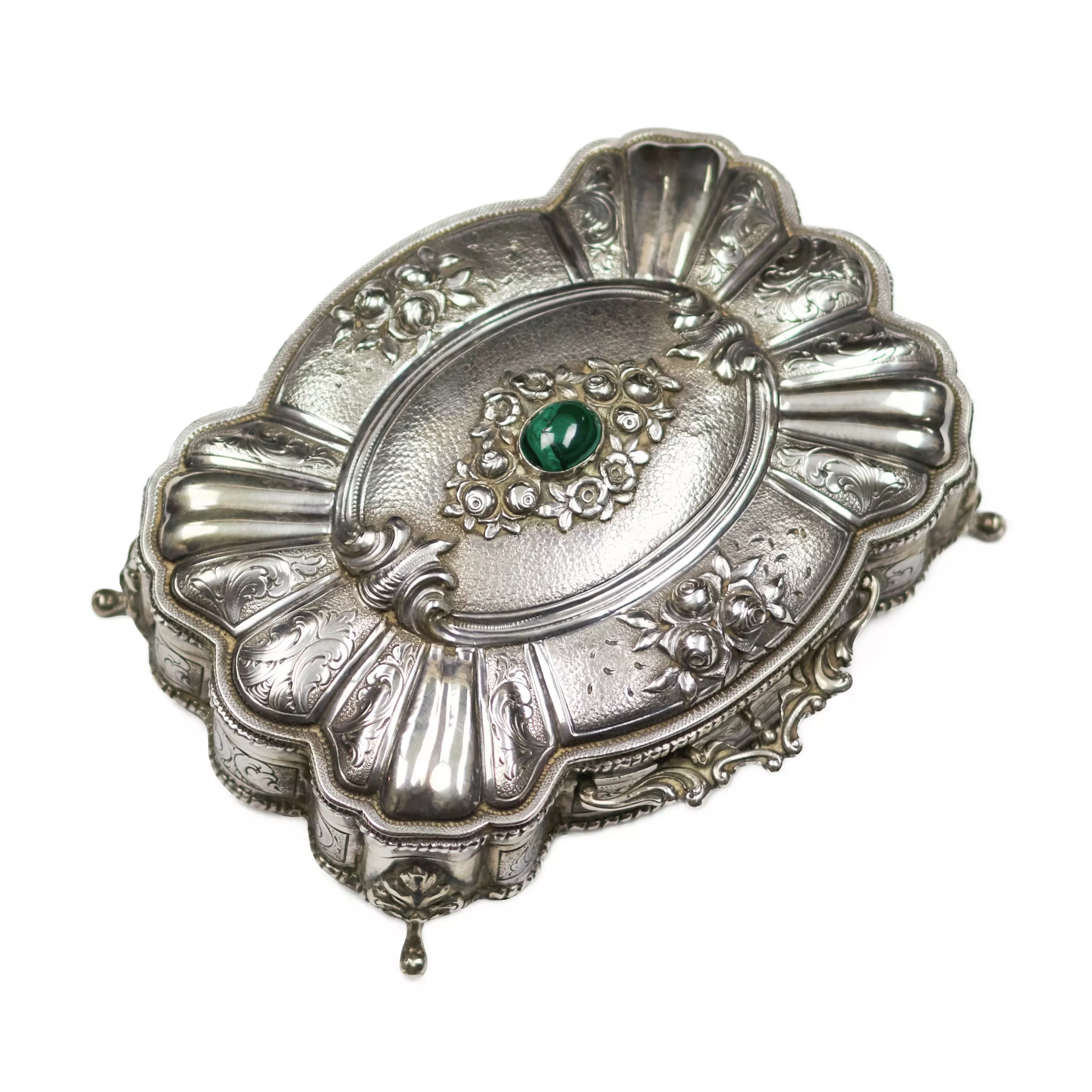 Boîte à bijoux italienne en argent de forme baroque. 20ième siècle. 