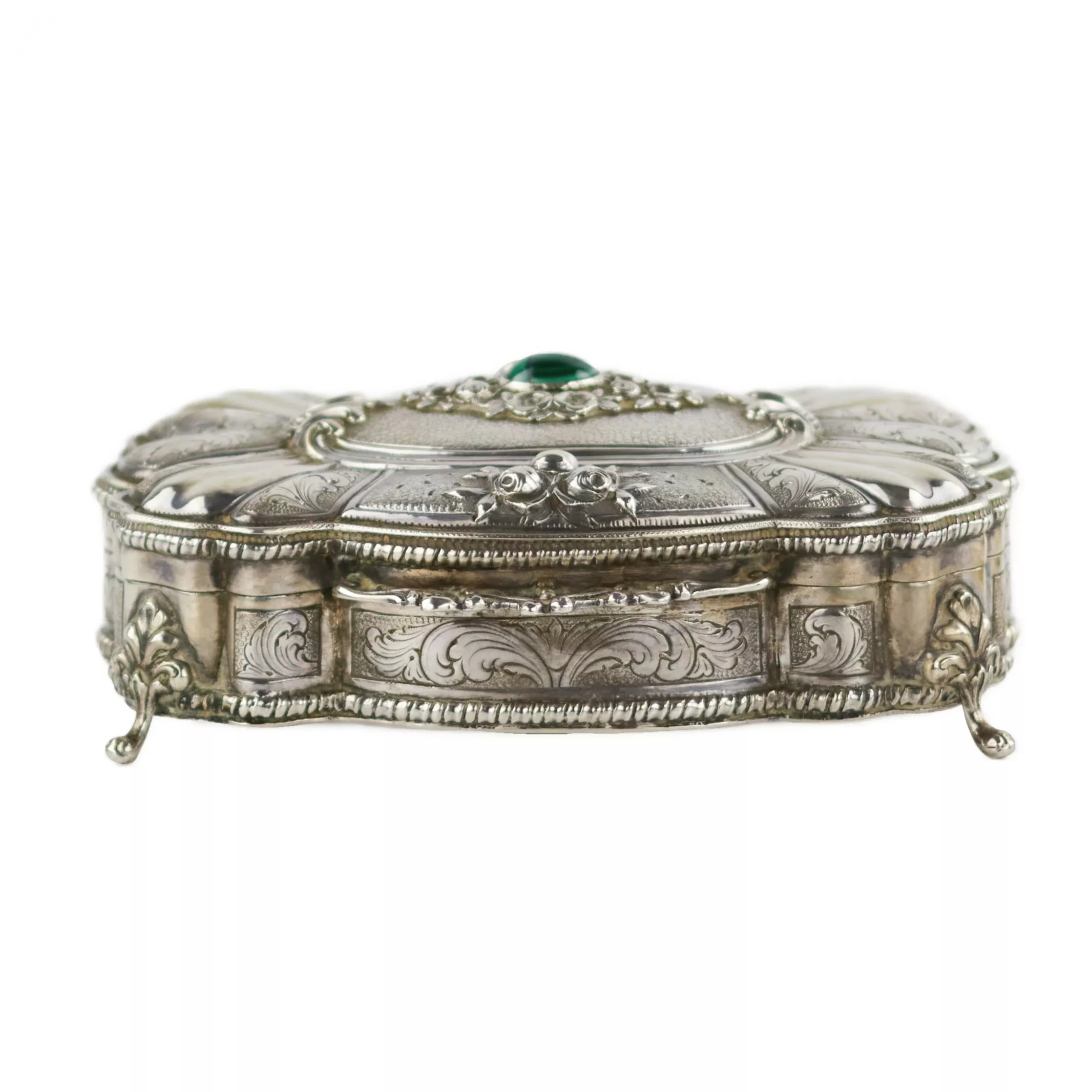 Boîte à bijoux italienne en argent de forme baroque. 20ième siècle. 