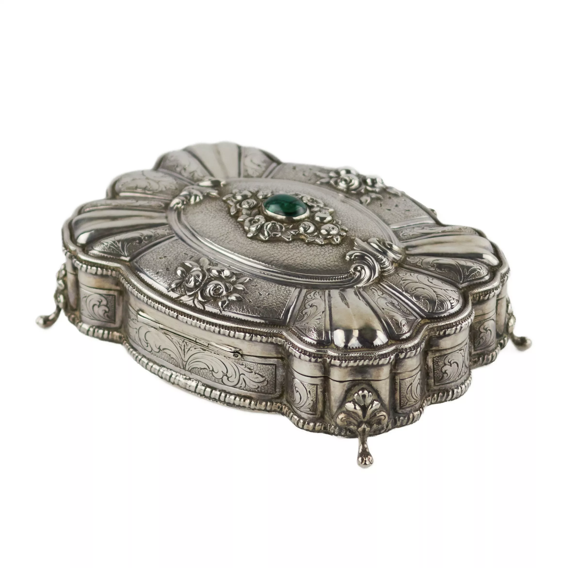 Boîte à bijoux italienne en argent de forme baroque. 20ième siècle. 