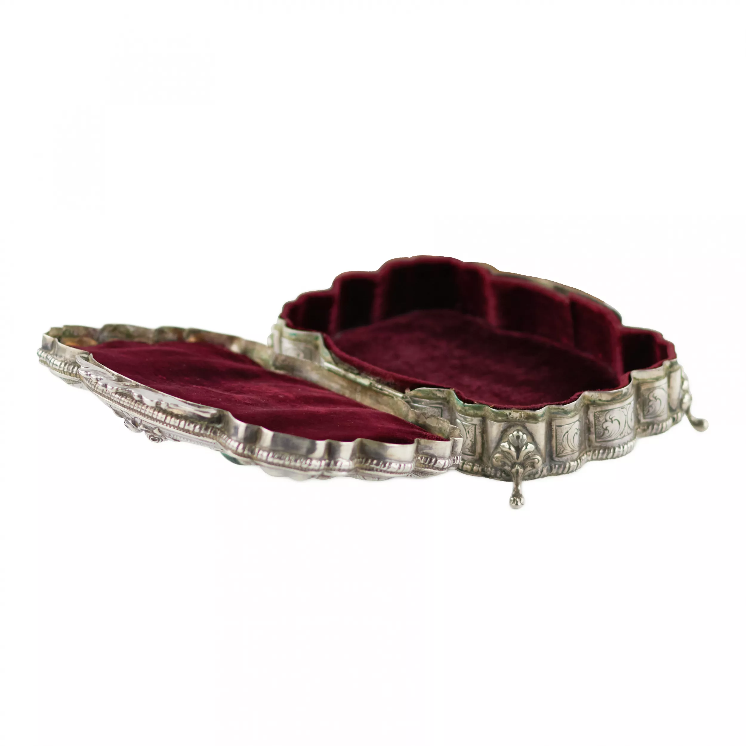 Boîte à bijoux italienne en argent de forme baroque. 20ième siècle. 