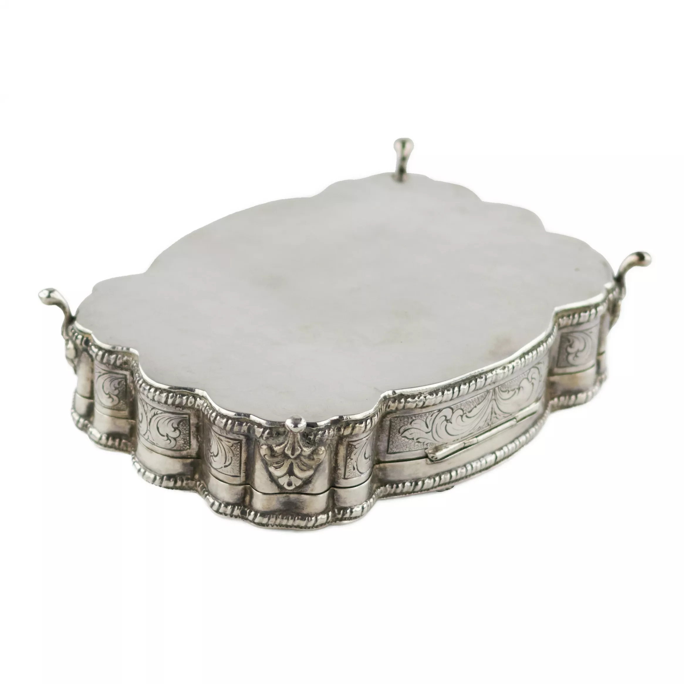 Boîte à bijoux italienne en argent de forme baroque. 20ième siècle. 