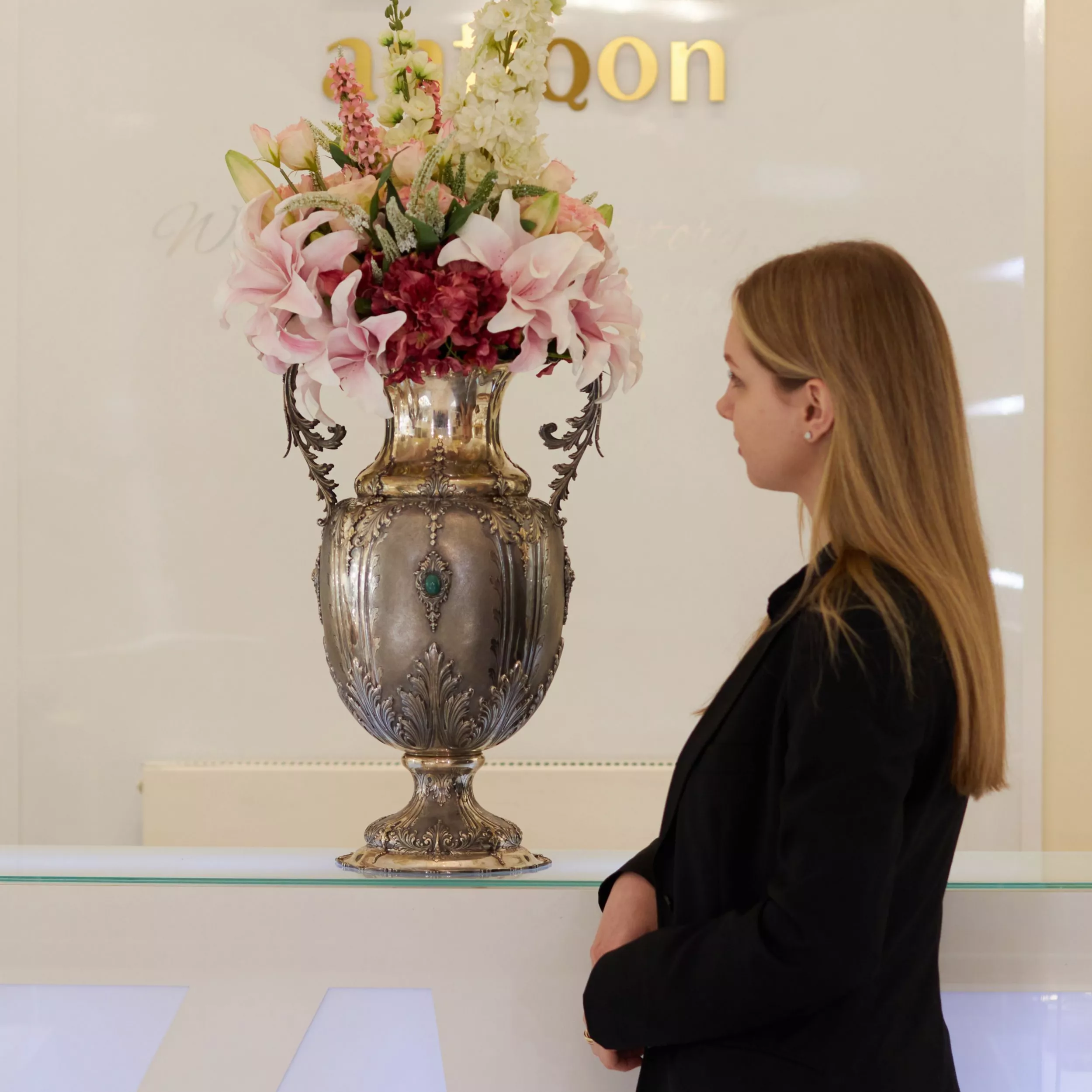 GRAND VASE EN ARGENT DE FORME AMPHORE ITALIE, MILAN, XXᵉ SIÈCLE