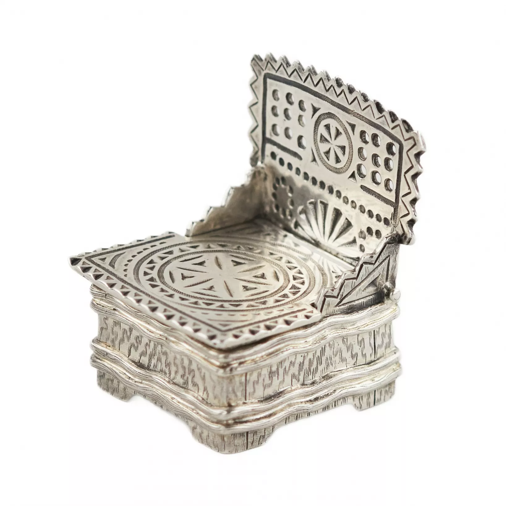 NICHOLLS & PLINCKE. Une petite salière-trône en argent. Pétersbourg. 1875 
