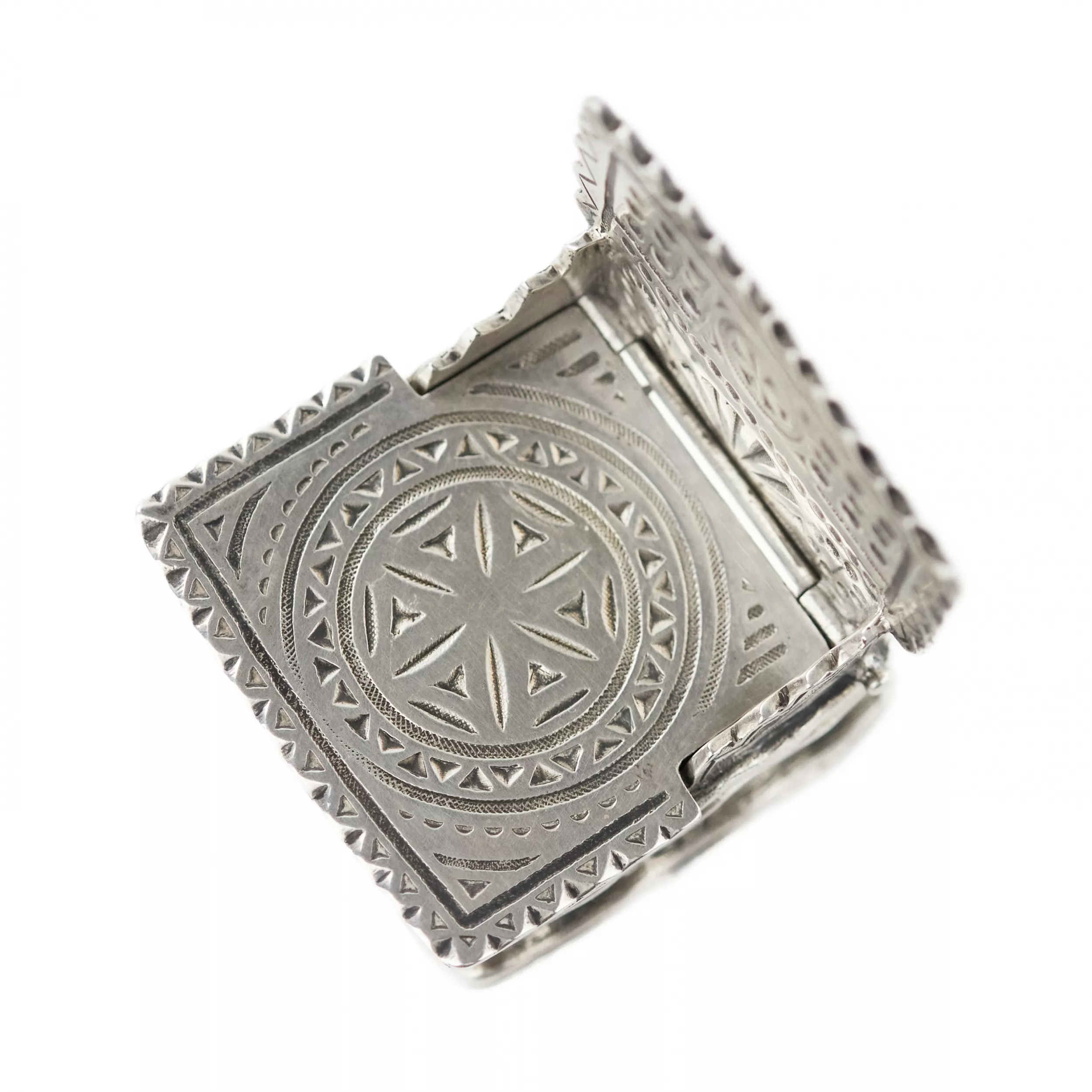 NICHOLLS & PLINCKE. Une petite salière-trône en argent. Pétersbourg. 1875 