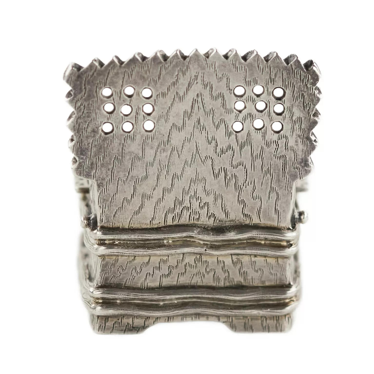 NICHOLLS & PLINCKE. Une petite salière-trône en argent. Pétersbourg. 1875 