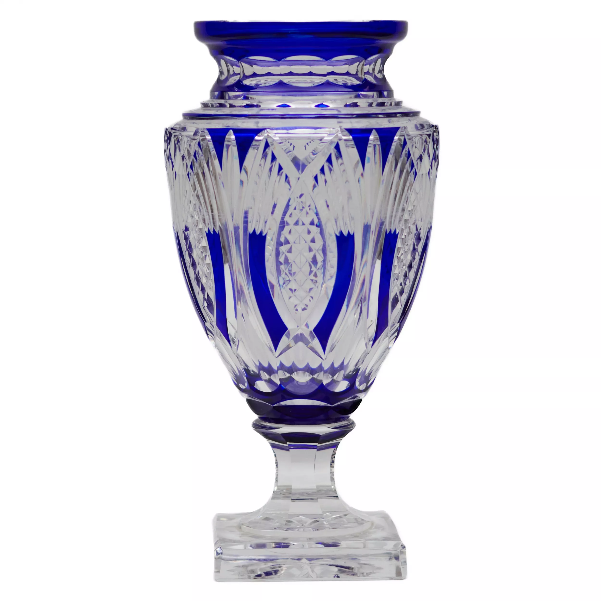 Grand vase de forme amphore en cristal coloré. 
