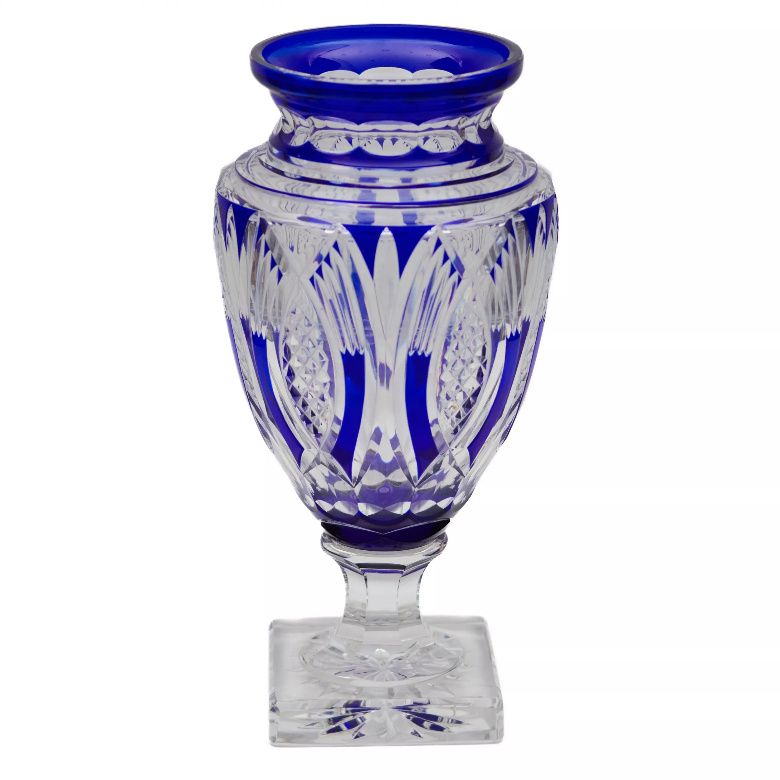Grand vase de forme amphore en cristal coloré. 