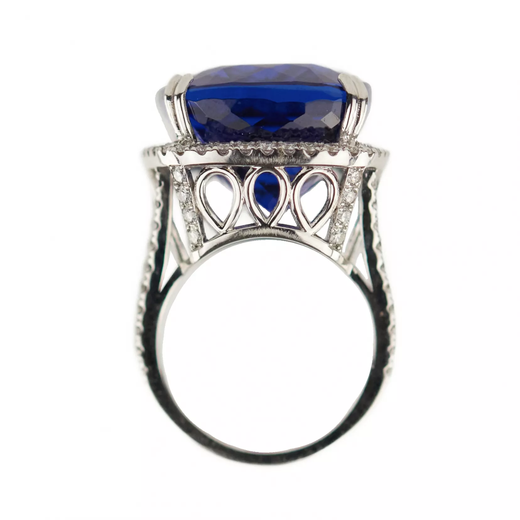 BAGUE EN OR BLANC, TANZANITE ET DIAMANTS. XXIe SIÈCLE
