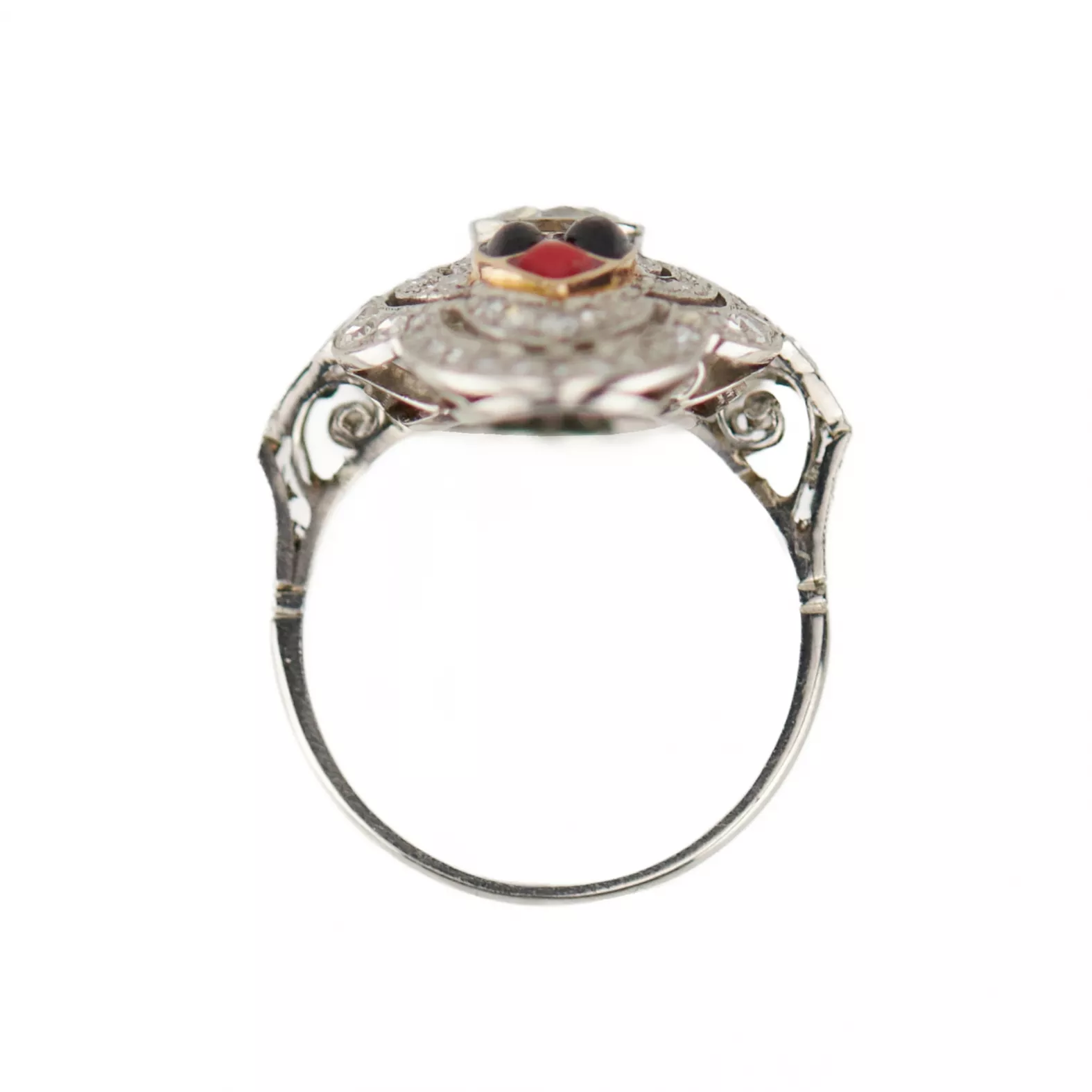 Bague en or blanc avec diamants et émail de style Art Déco. 20ième siècle. 