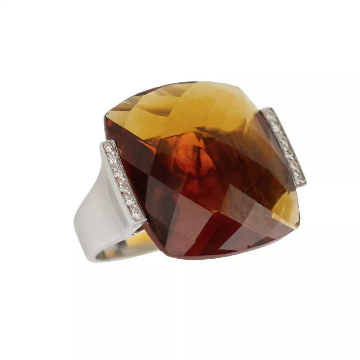 Bague en or blanc 18 carats avec cétrine couleur cognac et diamants. Italie. Deuxième moitié du 20e siècle. 