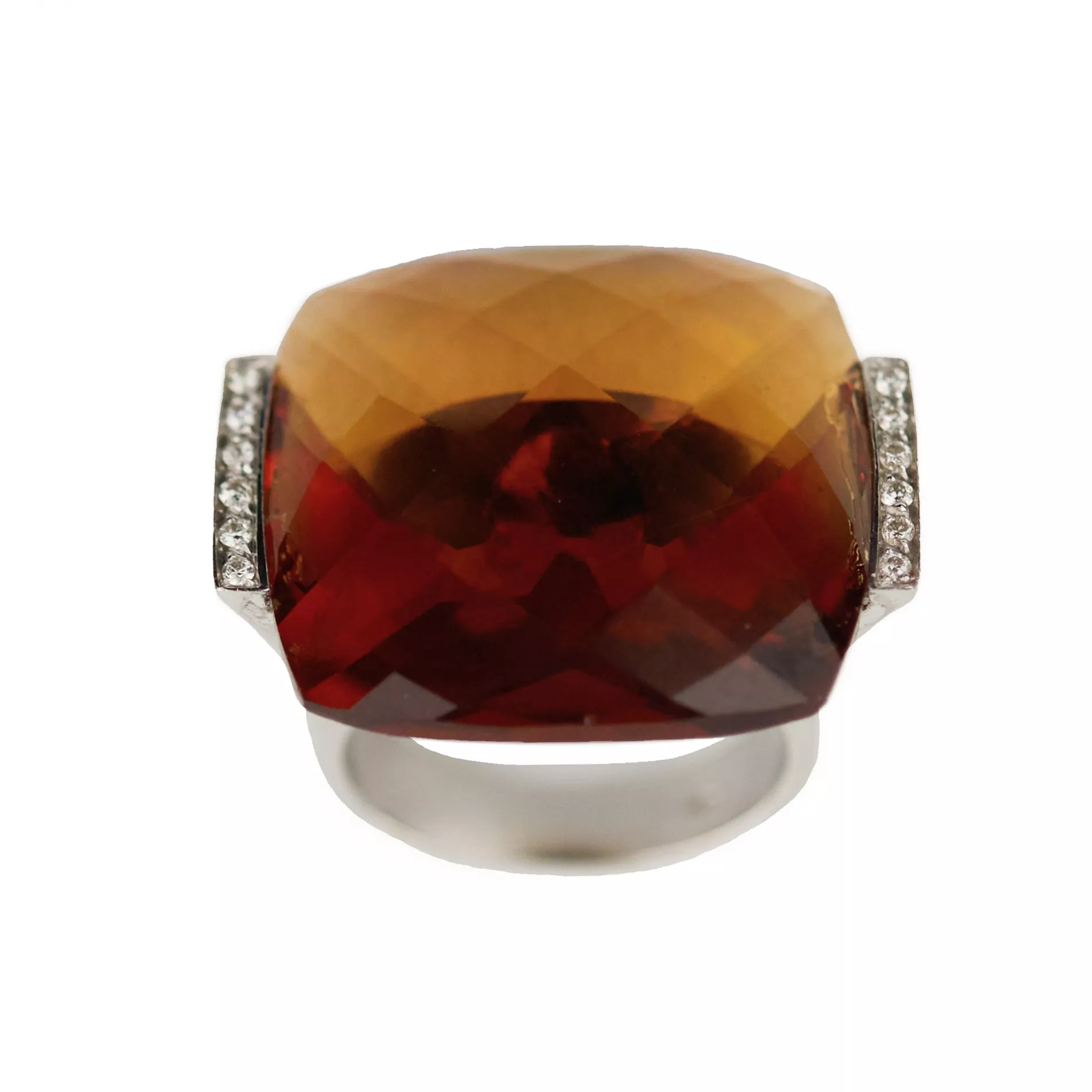 Bague en or blanc 18 carats avec cétrine couleur cognac et diamants. Italie. Deuxième moitié du 20e siècle. 