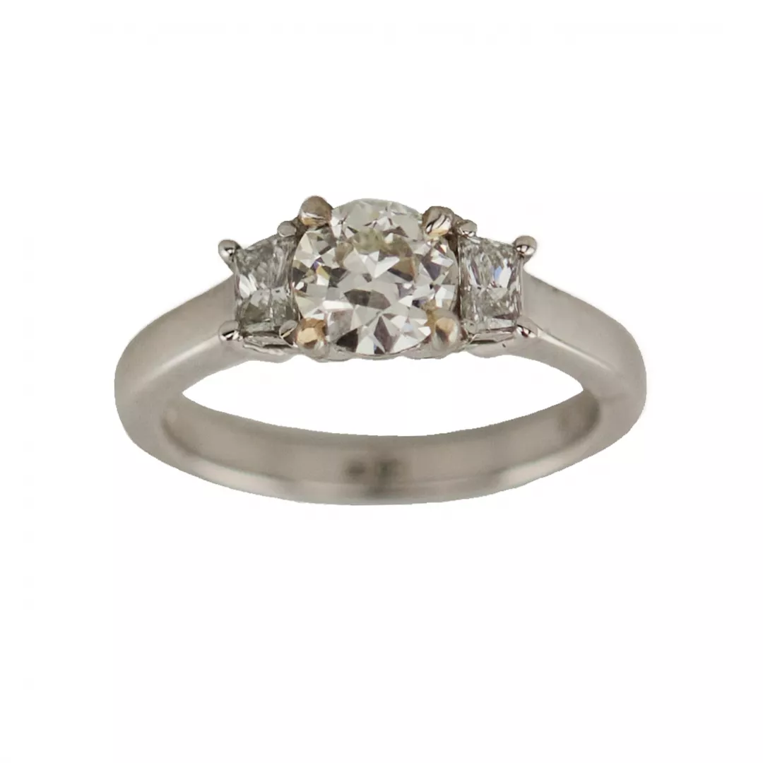 Bague en or 750 de style Art Déco avec trois diamants. 