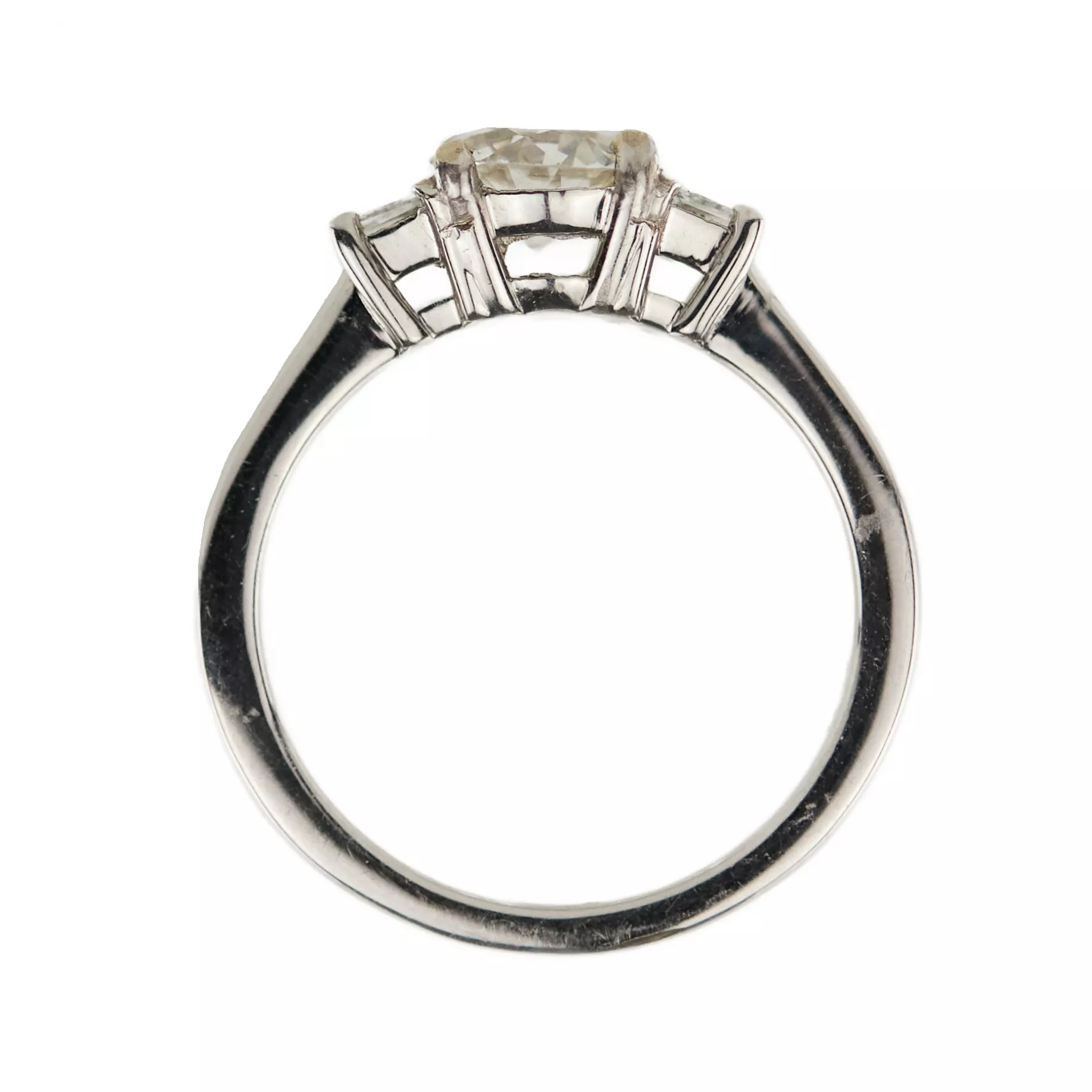Bague en or 750 de style Art Déco avec trois diamants. 