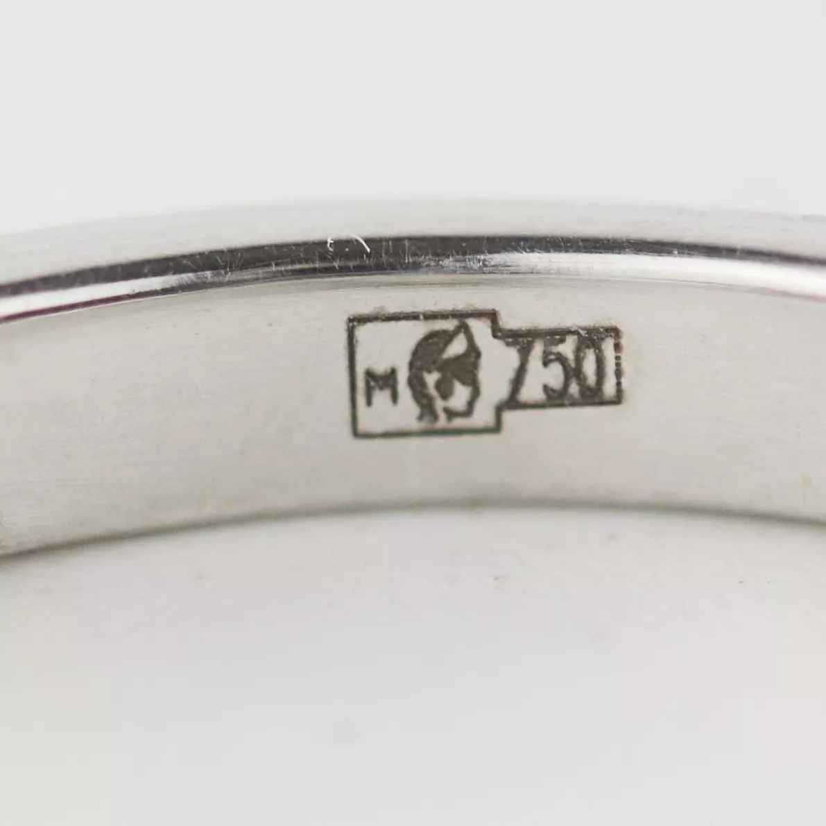 Bague en or 750 de style Art Déco avec trois diamants. 
