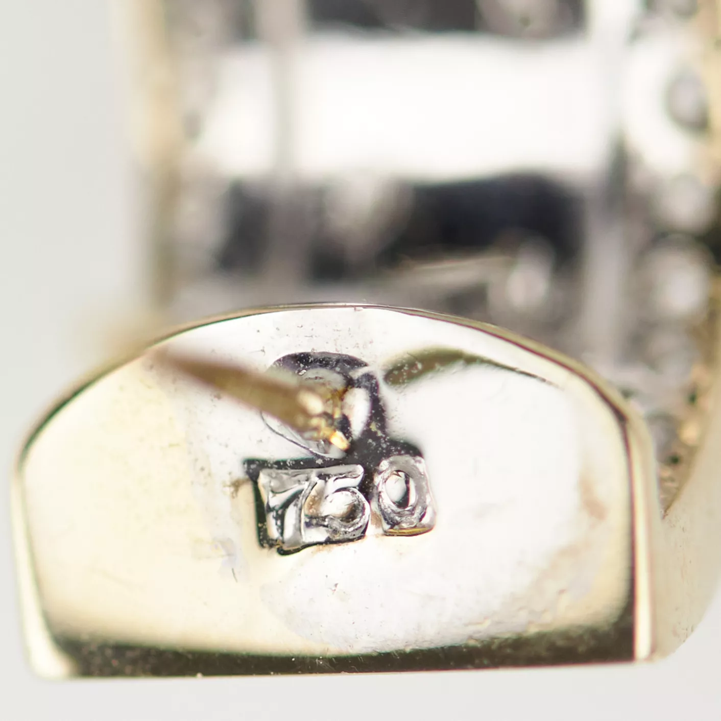 Boucles d&39;oreilles ruban, semi-circulaires, en or bicolore, 750 carats, avec diamants. 13,28 grammes. 