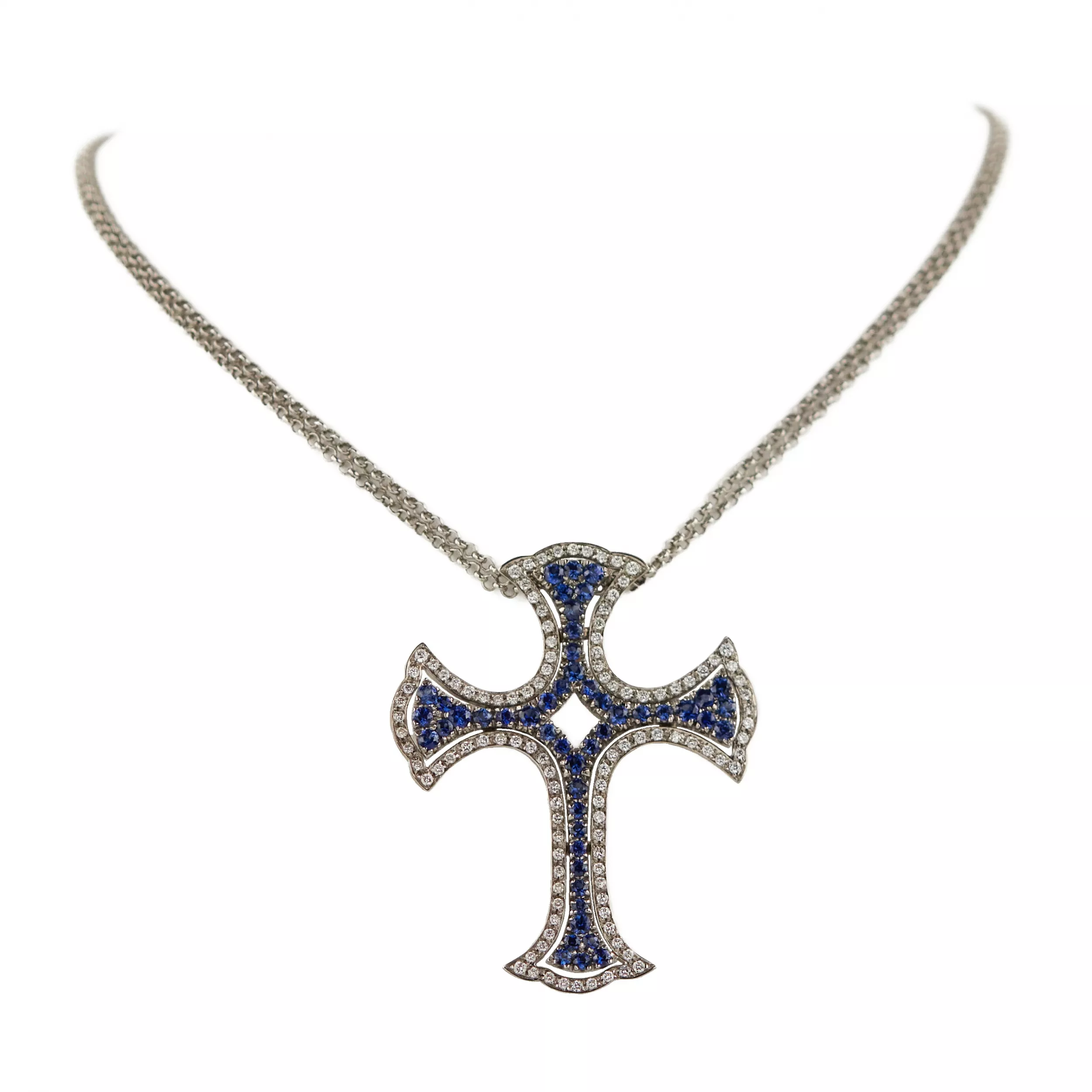  Croix en or blanc 18 carats, fabrication italienne, avec saphirs et diamants. 