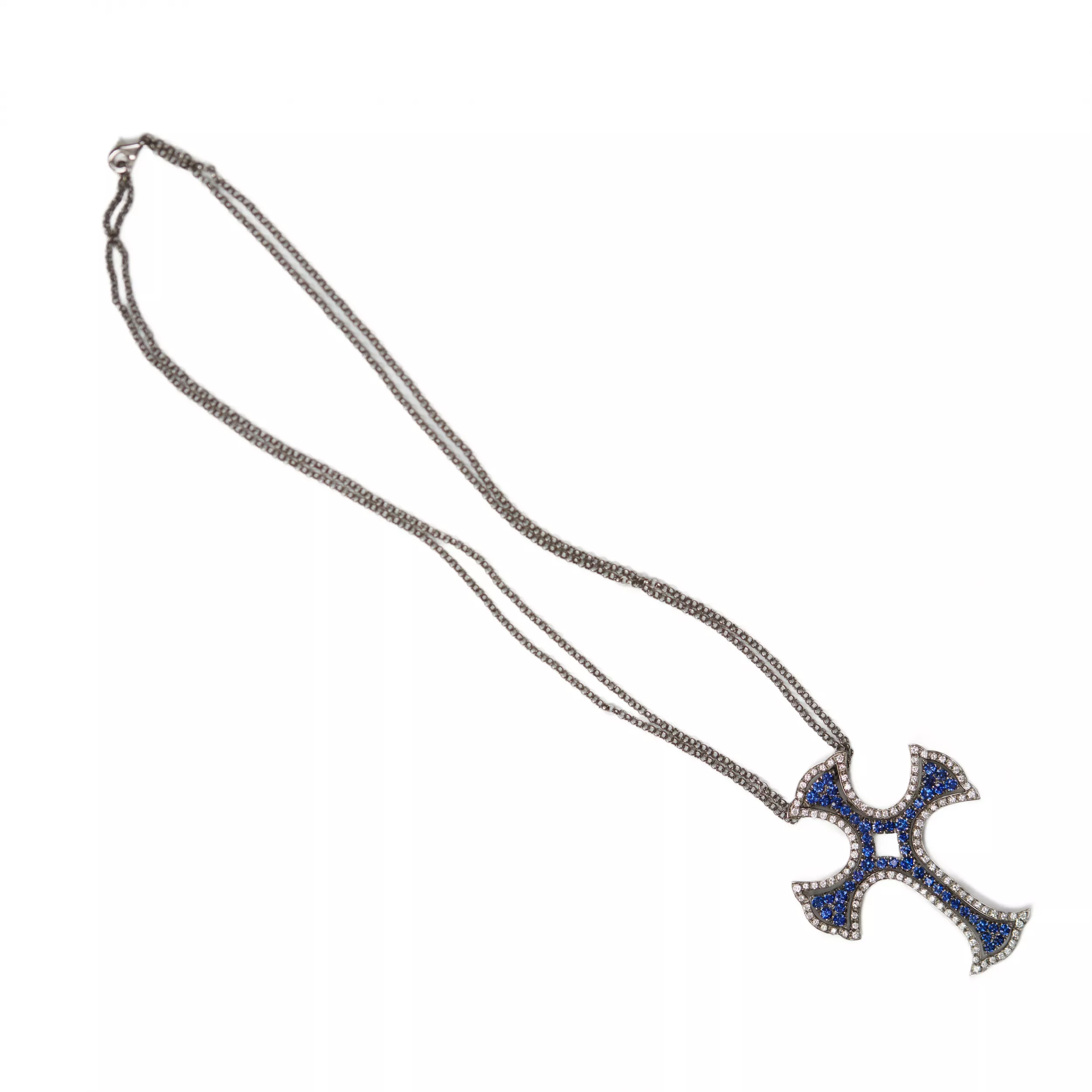  Croix en or blanc 18 carats, fabrication italienne, avec saphirs et diamants. 