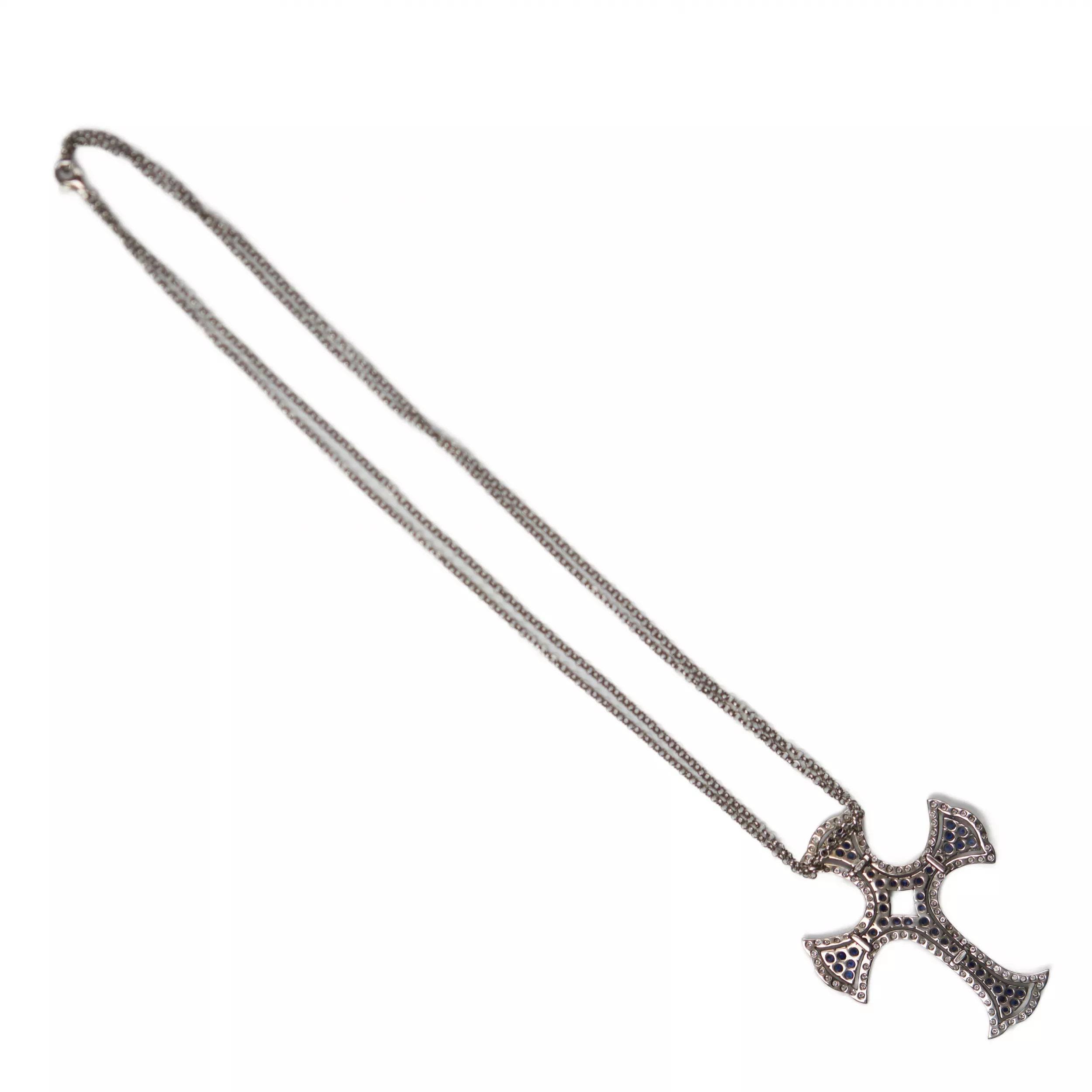  Croix en or blanc 18 carats, fabrication italienne, avec saphirs et diamants. 