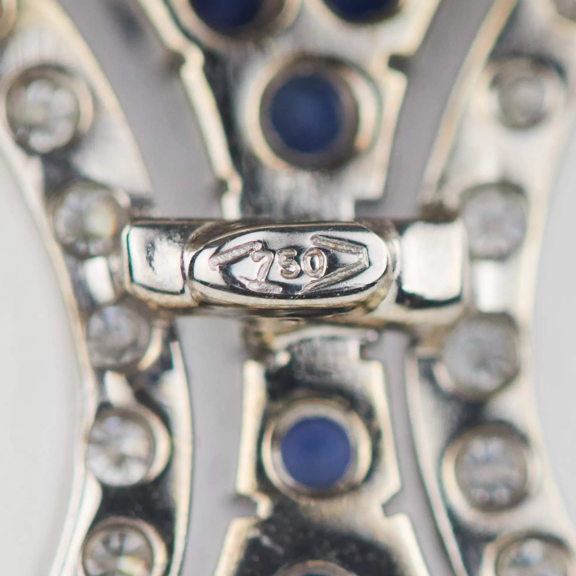  Croix en or blanc 18 carats, fabrication italienne, avec saphirs et diamants. 