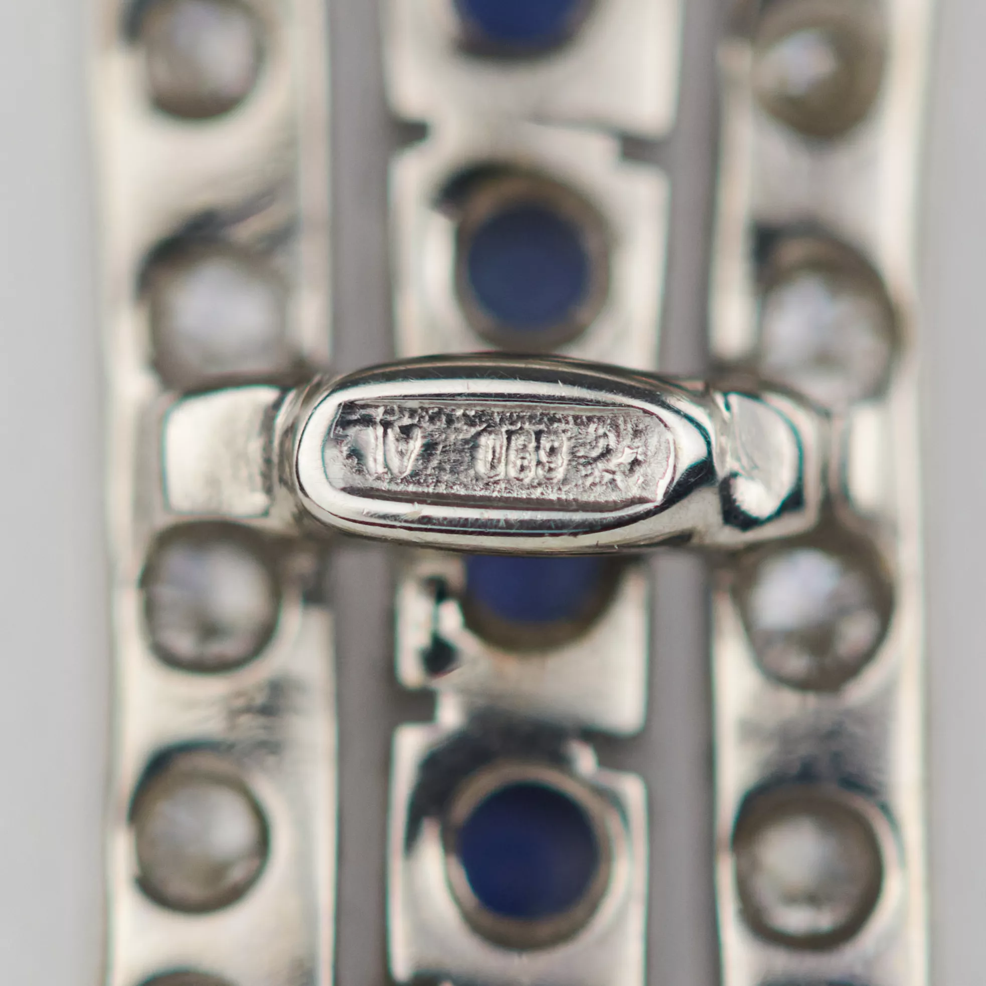  Croix en or blanc 18 carats, fabrication italienne, avec saphirs et diamants. 