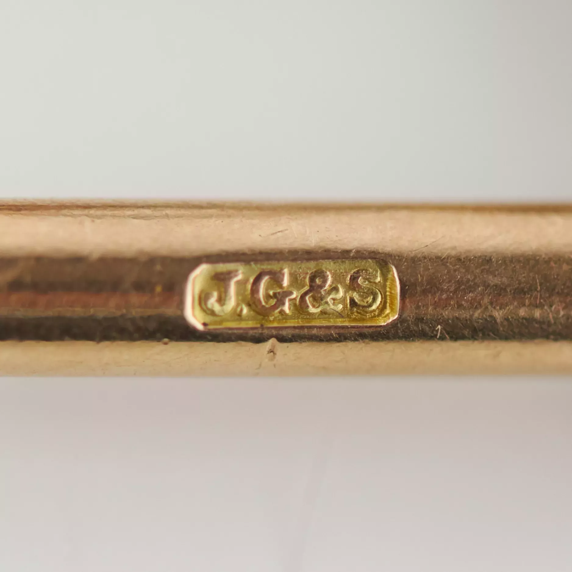 Montre de poche en or à trois boîtiers avec une chaîne et une scène érotique sur le cadran. 1900 
