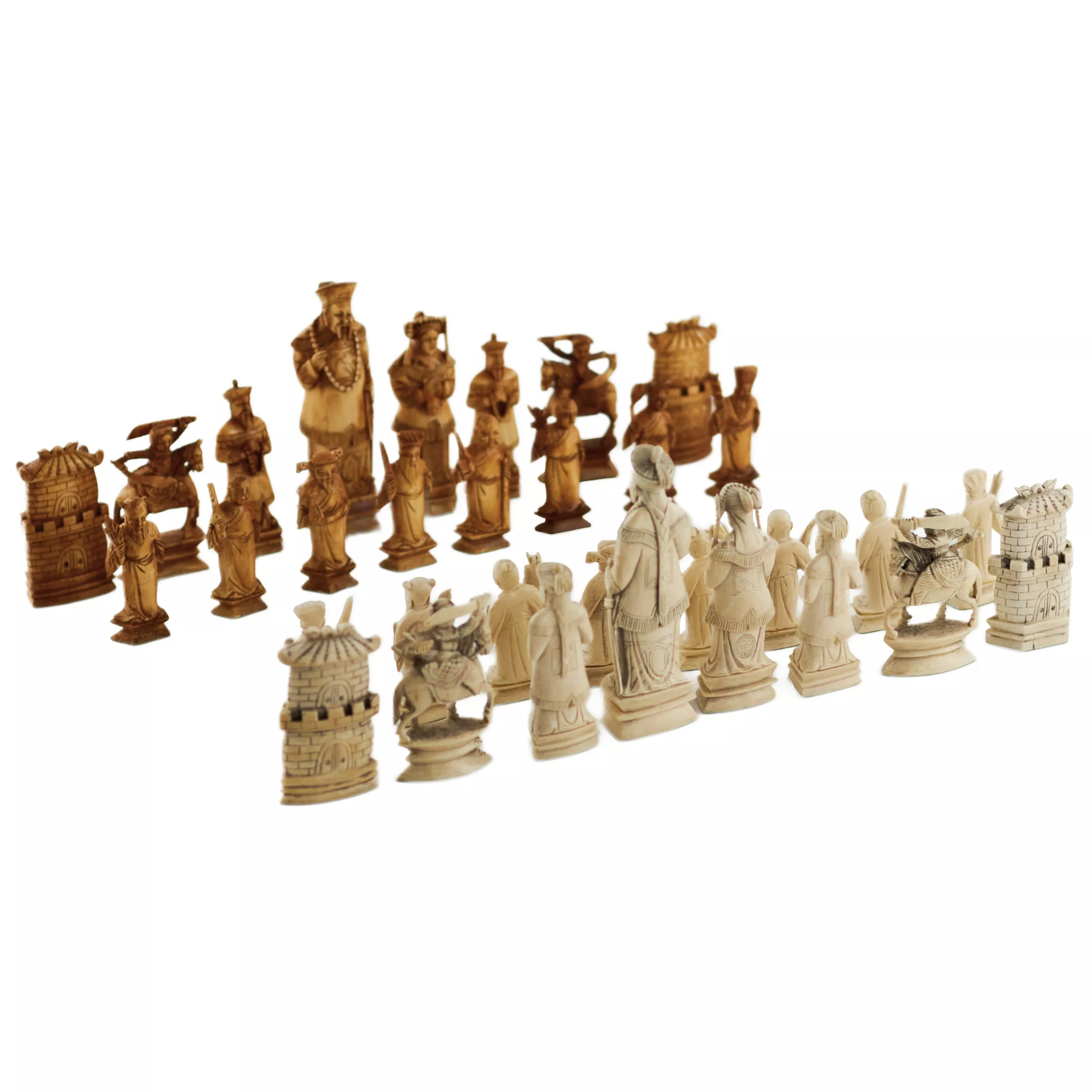 Un bel ensemble de pièces d`échecs chinoises en ivoire. Le tournant des XIXe-XXe siècles. 