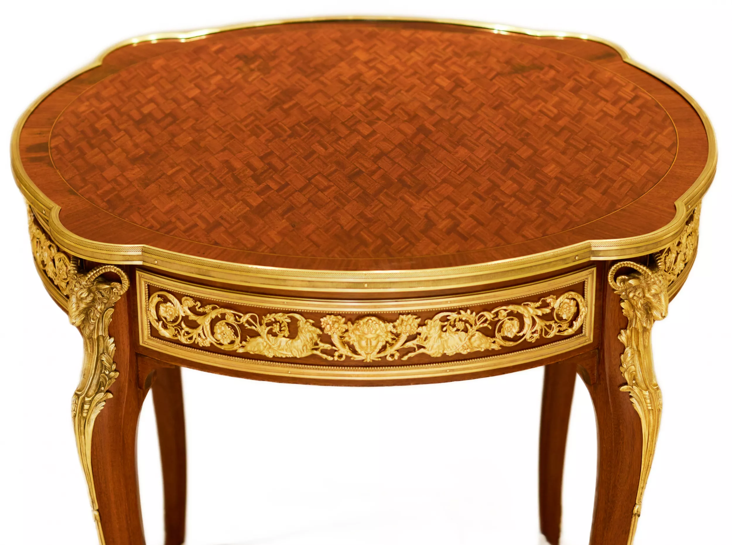 TABLE EN ACAJOU À MARQUETERIE DANS LE GOÛT LOUIS XV. ATTRIBUÉE À FRANÇOIS LINKE. FRANCE, FIN DU XIXE SIÈCLE