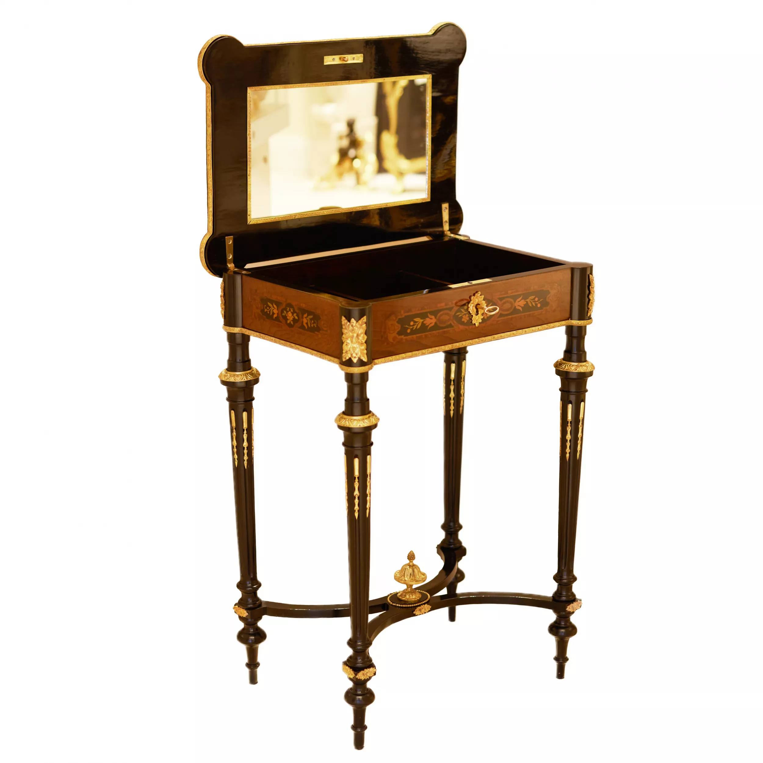 Une jolie coiffeuse en bois marqueté et bronze doré. France fin 19ème siècle. 