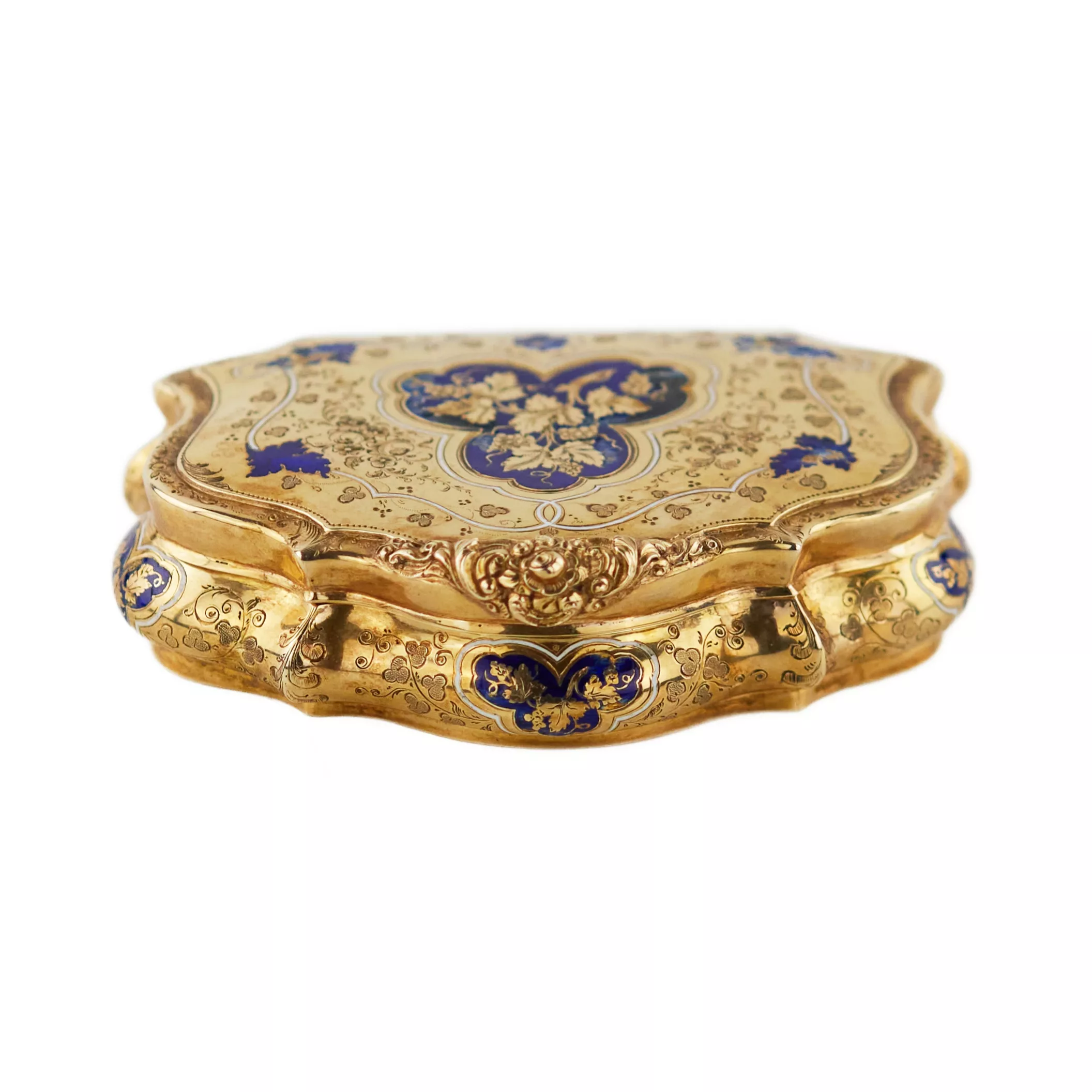 Tabatière en or à motifs gravés et émail bleu. 20ième siècle. 