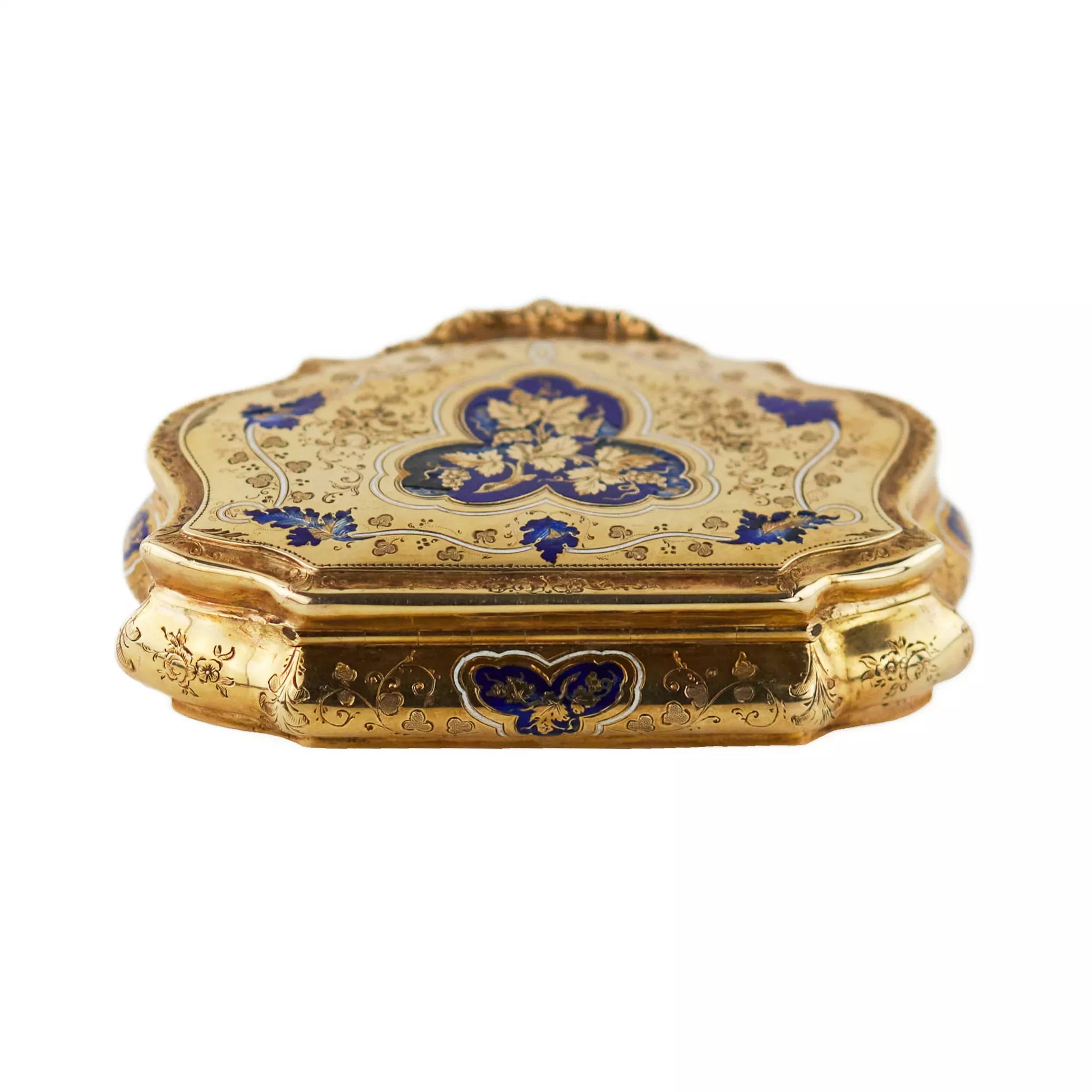 Tabatière en or à motifs gravés et émail bleu. 20ième siècle. 