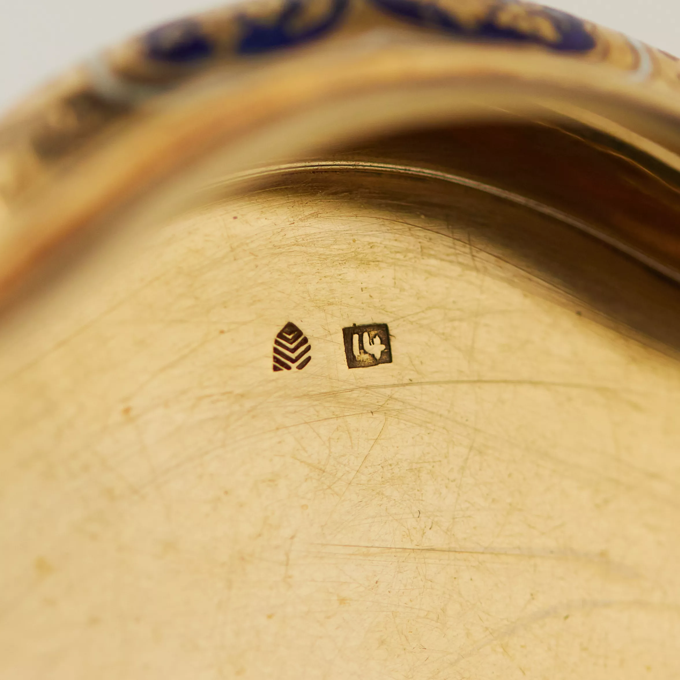 Tabatière en or à motifs gravés et émail bleu. 20ième siècle. 