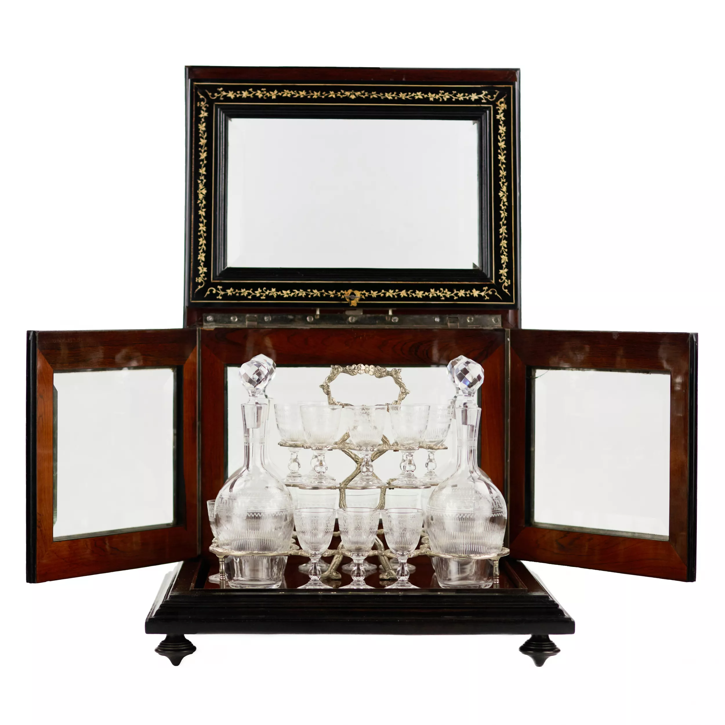 Bar à alcool en ébène à décor d`ivoire, dans le goût de Napoléon III. L`Europe . 19ème siècle. 