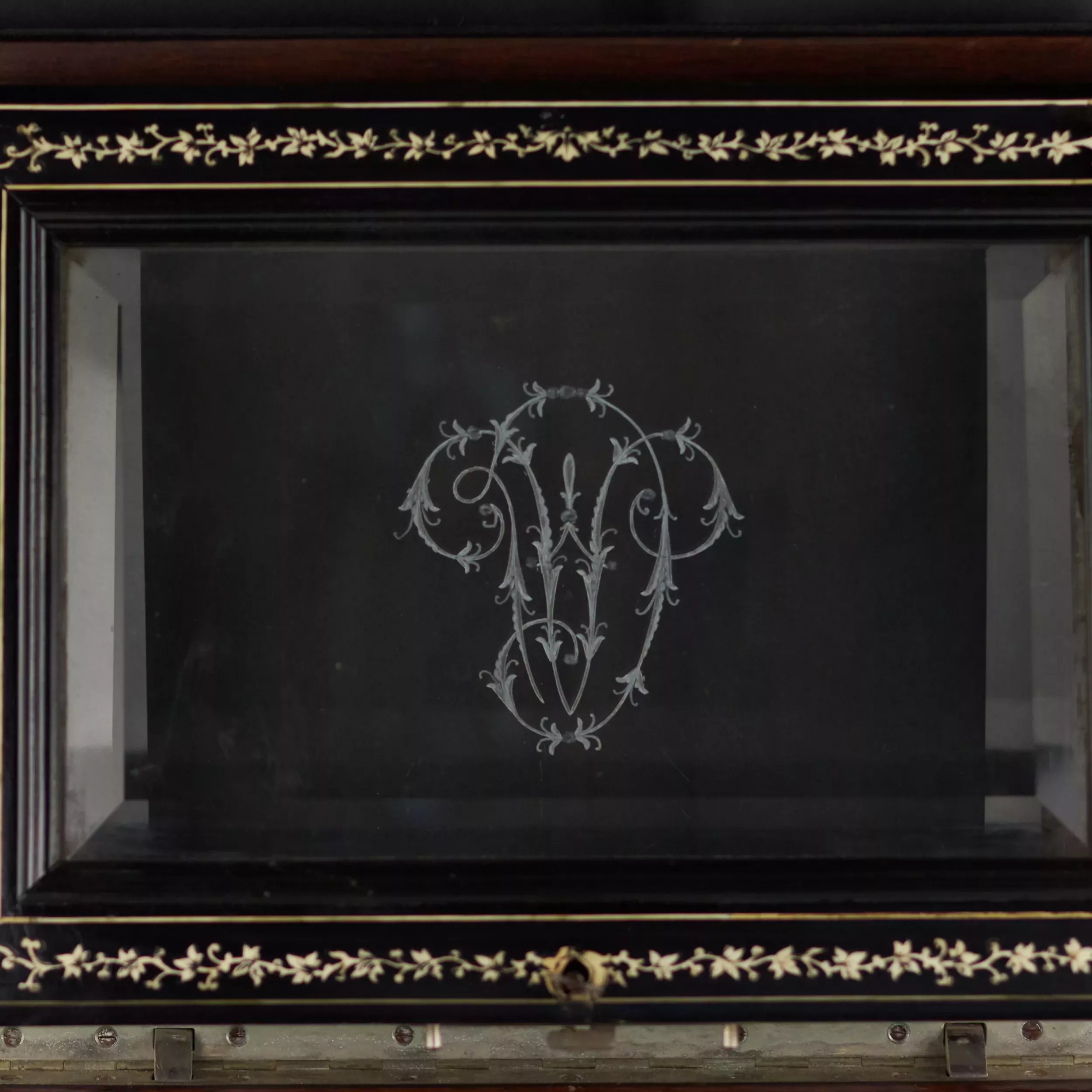 Bar à alcool en ébène à décor d`ivoire, dans le goût de Napoléon III. L`Europe . 19ème siècle. 