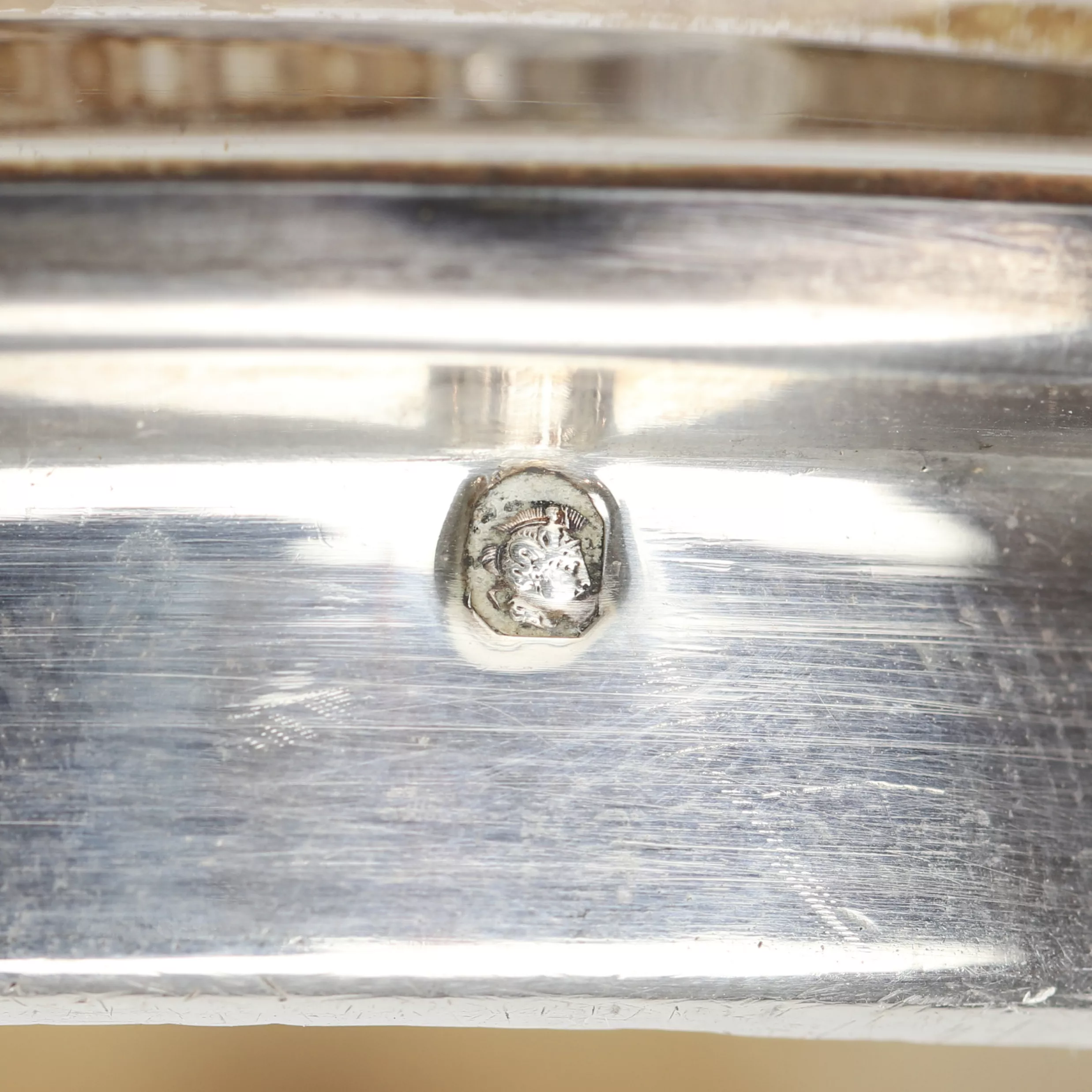 BEURRIER FRANÇAIS SUR PLATEAU EN CRISTAL ET ARGENT. NÉOCLASSICISME, PREMIÈRE MOITIÉ DU XXE SIÈCLE