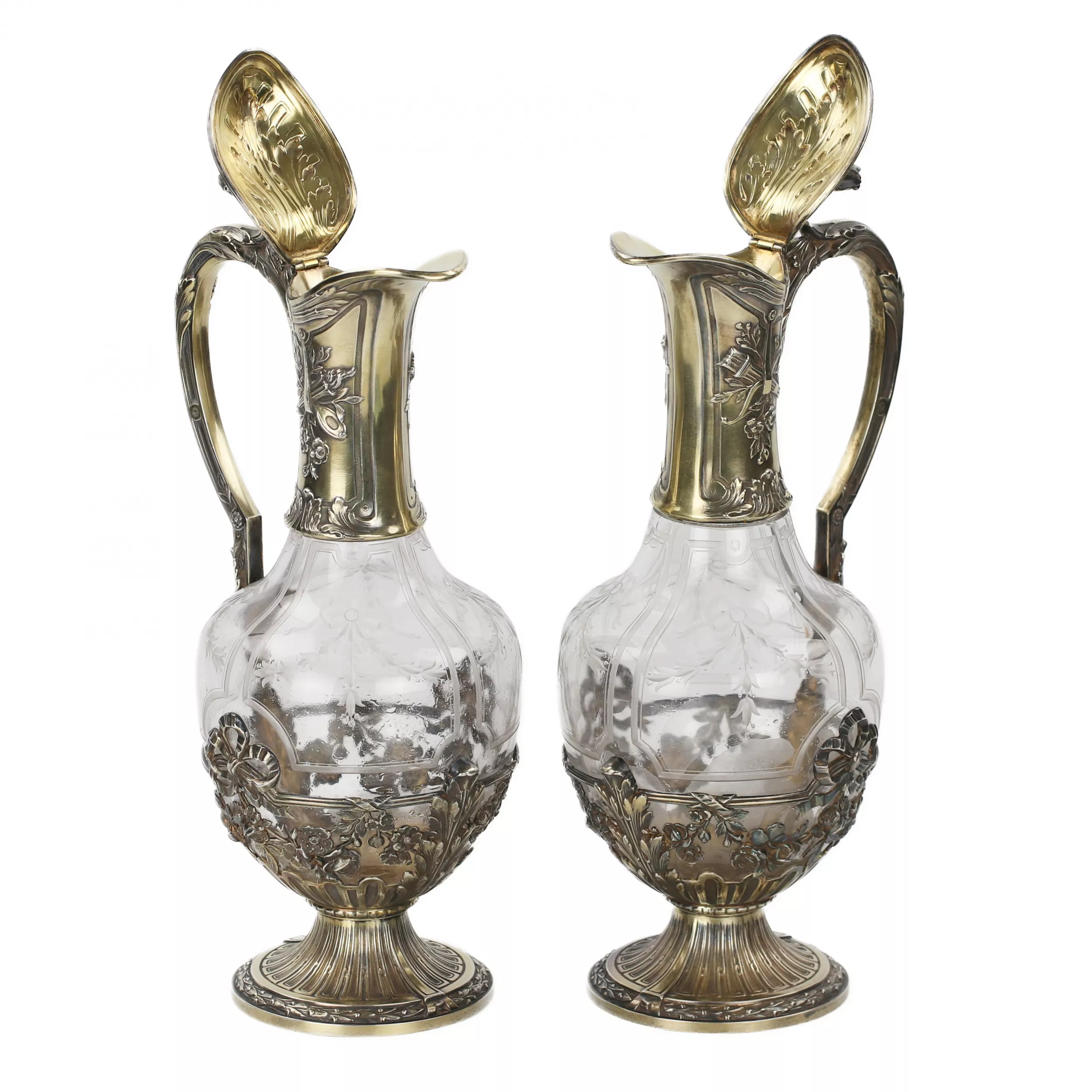 Paire de pichets à vin français en verre et argent de la fin du 19ème siècle. 