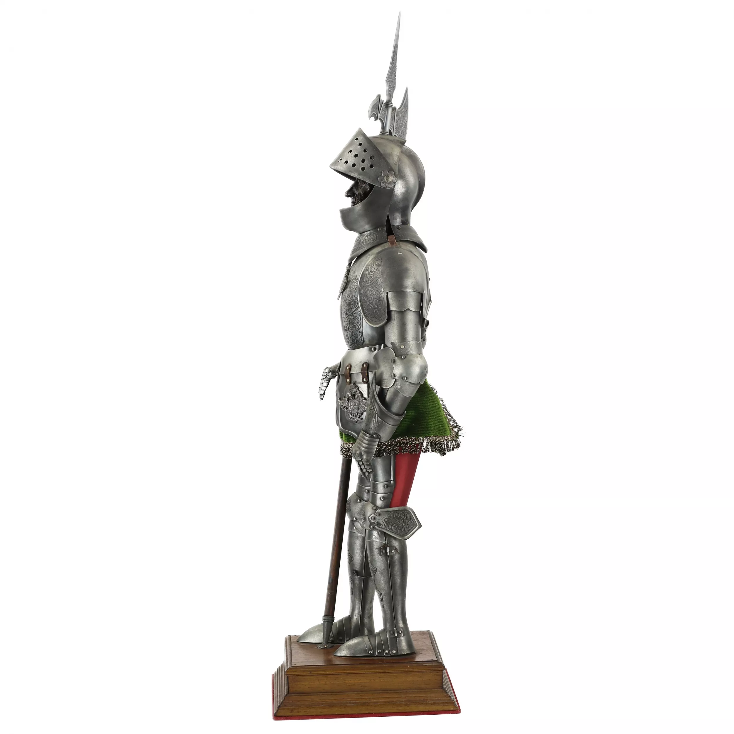 Figure réaliste d`un chevalier du XVIe siècle en tenue de combat complète. 20ième siècle. 