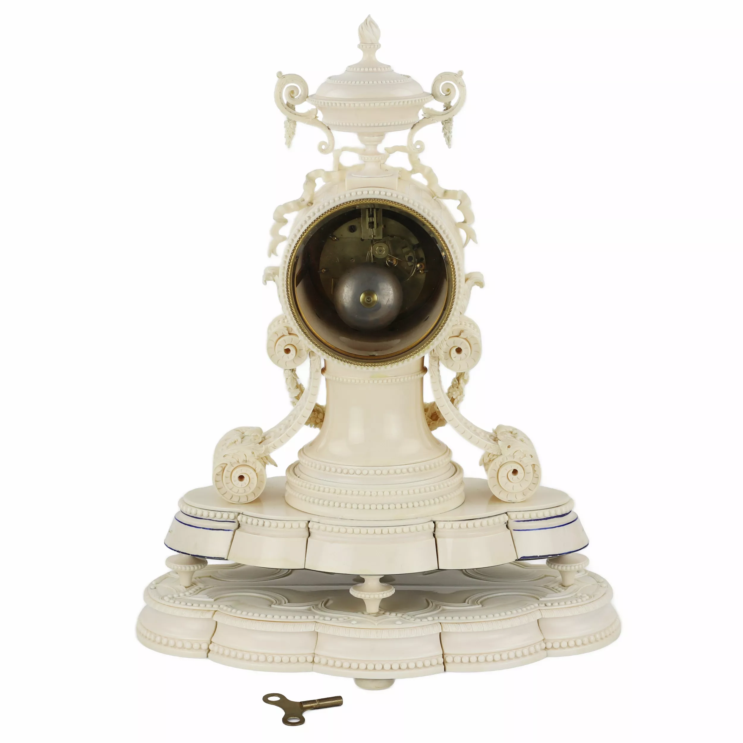 PENDULE DE CHEMINÉE EN IVOIRE ÉPOQUE NAPOLÉON III FRANCE, PARIS, SECONDE MOITIÉ DU XIXᵉ SIÈCLE