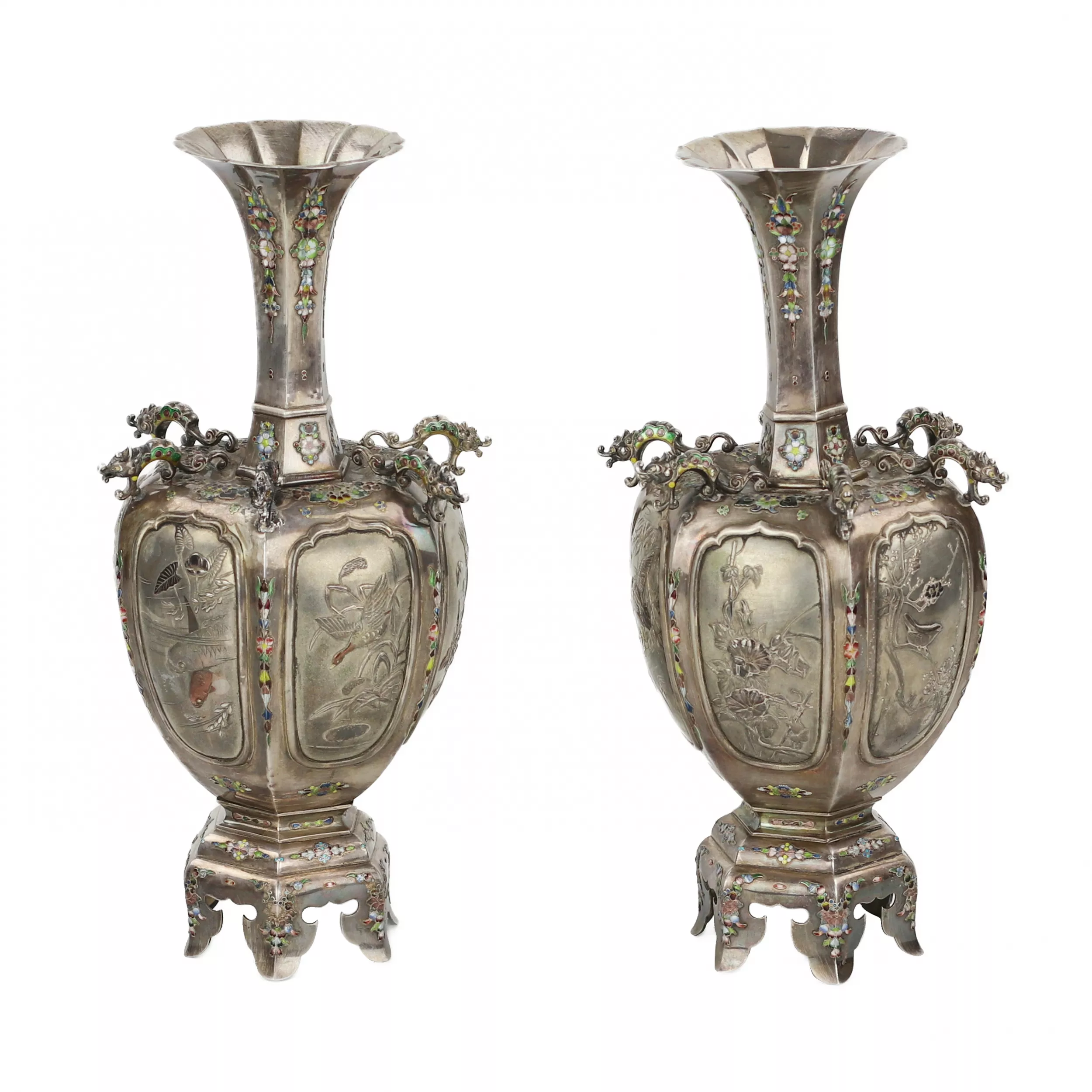 PAIRE DE VASES EN ARGENT JAPONAIS AVEC ÉMAIL JAPON, TOURNANT DES XIXe–XXe SIÈCLES