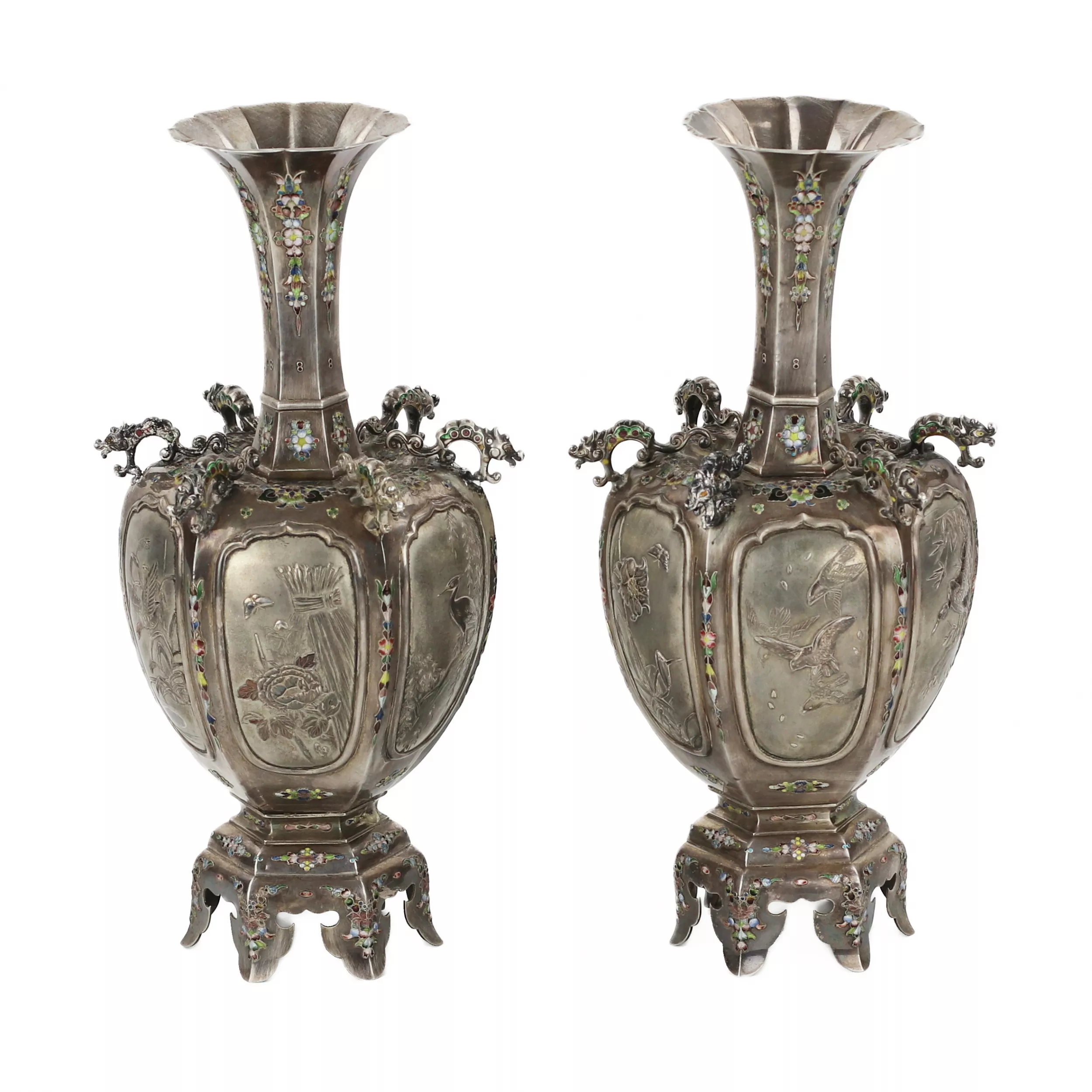 PAIRE DE VASES EN ARGENT JAPONAIS AVEC ÉMAIL JAPON, TOURNANT DES XIXe–XXe SIÈCLES