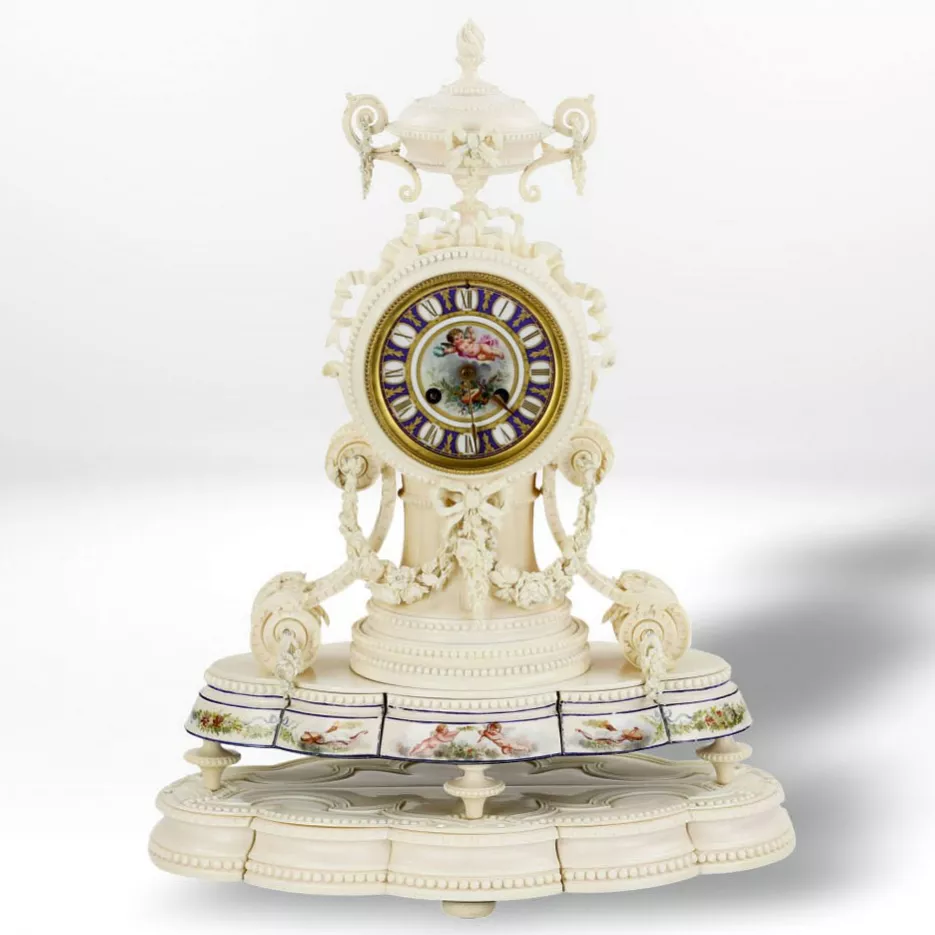 PENDULE DE CHEMINÉE EN IVOIRE ÉPOQUE NAPOLÉON III FRANCE, PARIS, SECONDE MOITIÉ DU XIXᵉ SIÈCLE