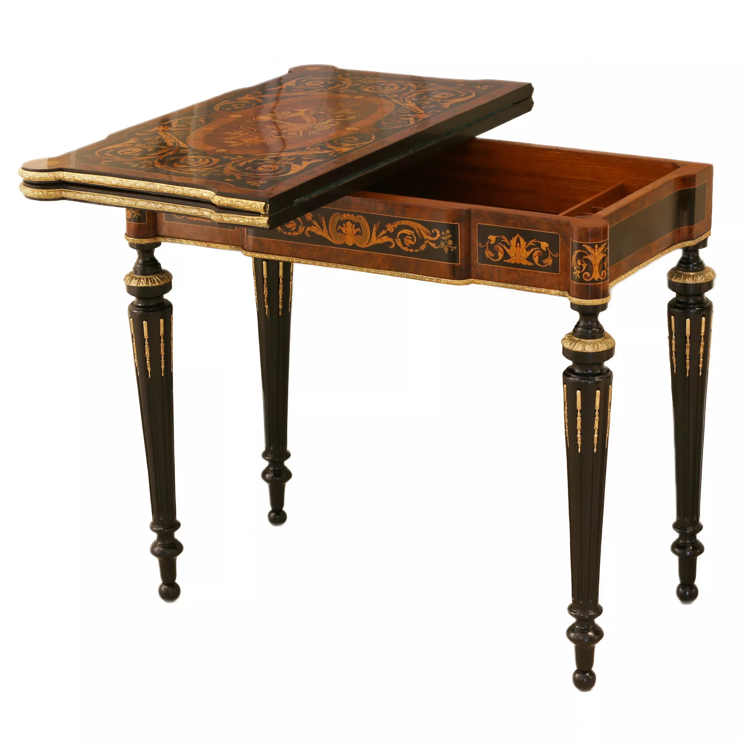 Table de jeu décorée d&39;un motif selon la technique de la marqueterie. France. Fin du XIXe siècle 