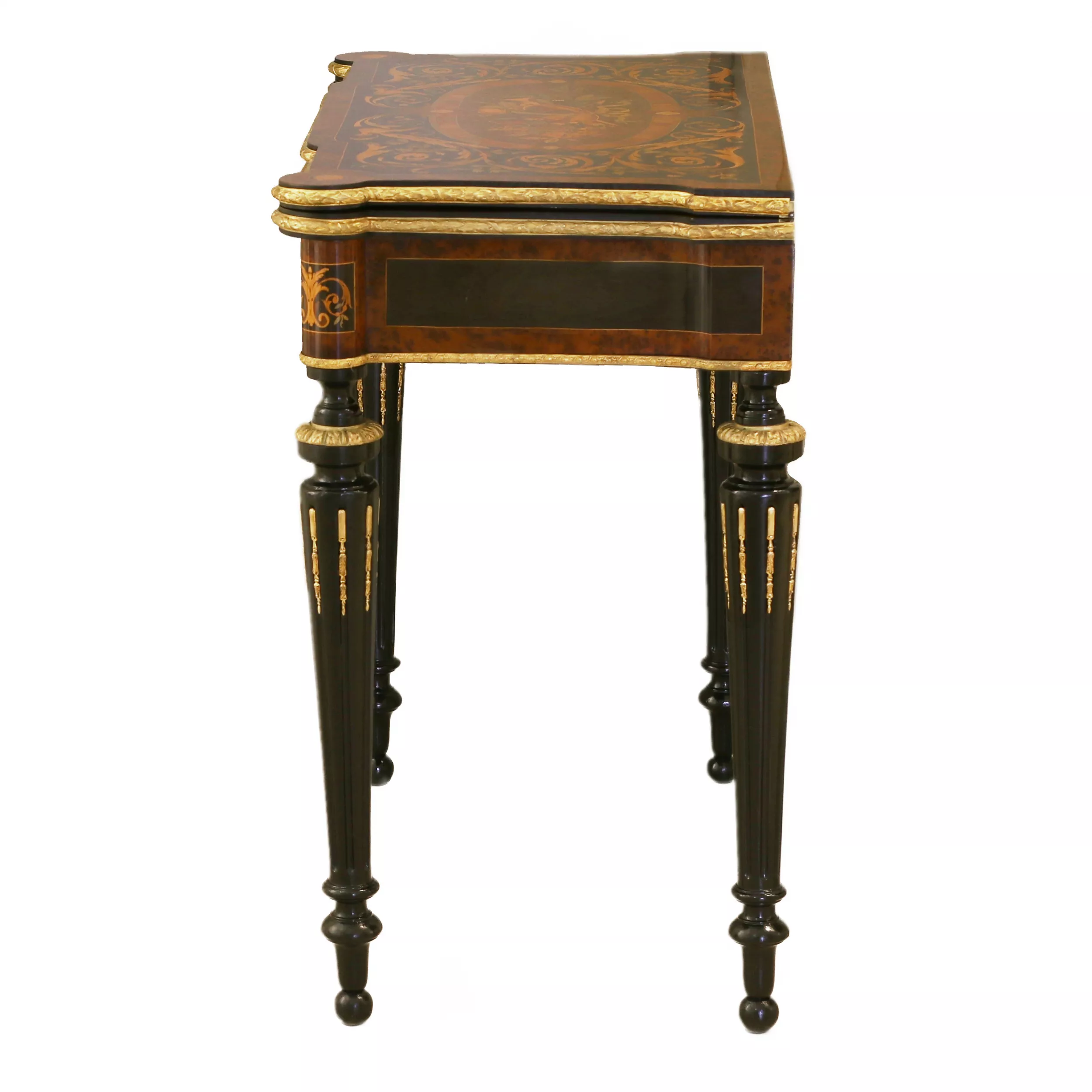 Table de jeu décorée d&39;un motif selon la technique de la marqueterie. France. Fin du XIXe siècle 
