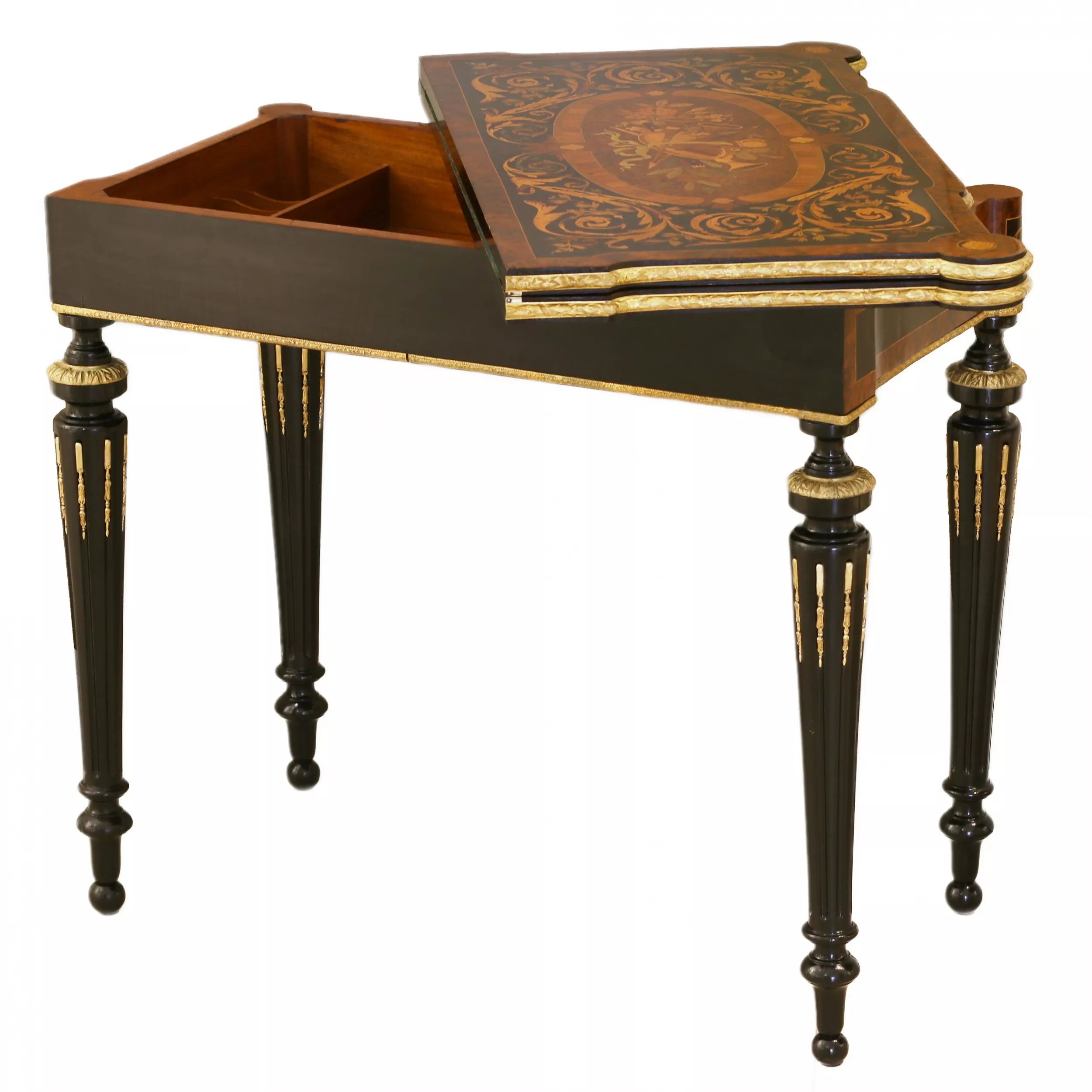 Table de jeu décorée d&39;un motif selon la technique de la marqueterie. France. Fin du XIXe siècle 