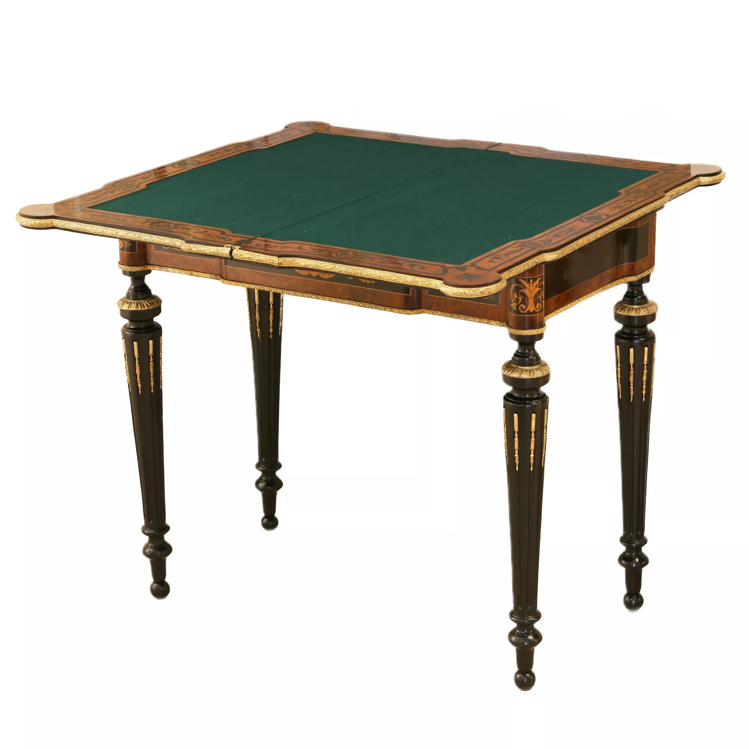 Table de jeu décorée d&39;un motif selon la technique de la marqueterie. France. Fin du XIXe siècle 