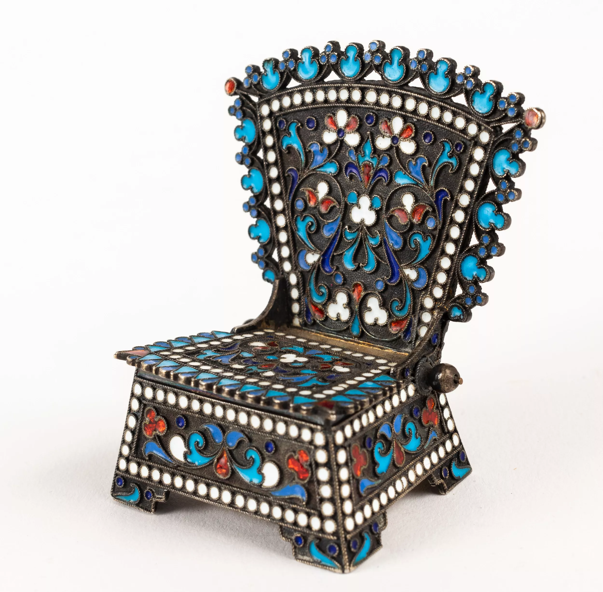 Salière en argent Chaise haute émaillée. Saster Strulev Nikolaï. Moscou Russie, XXe siècle. 