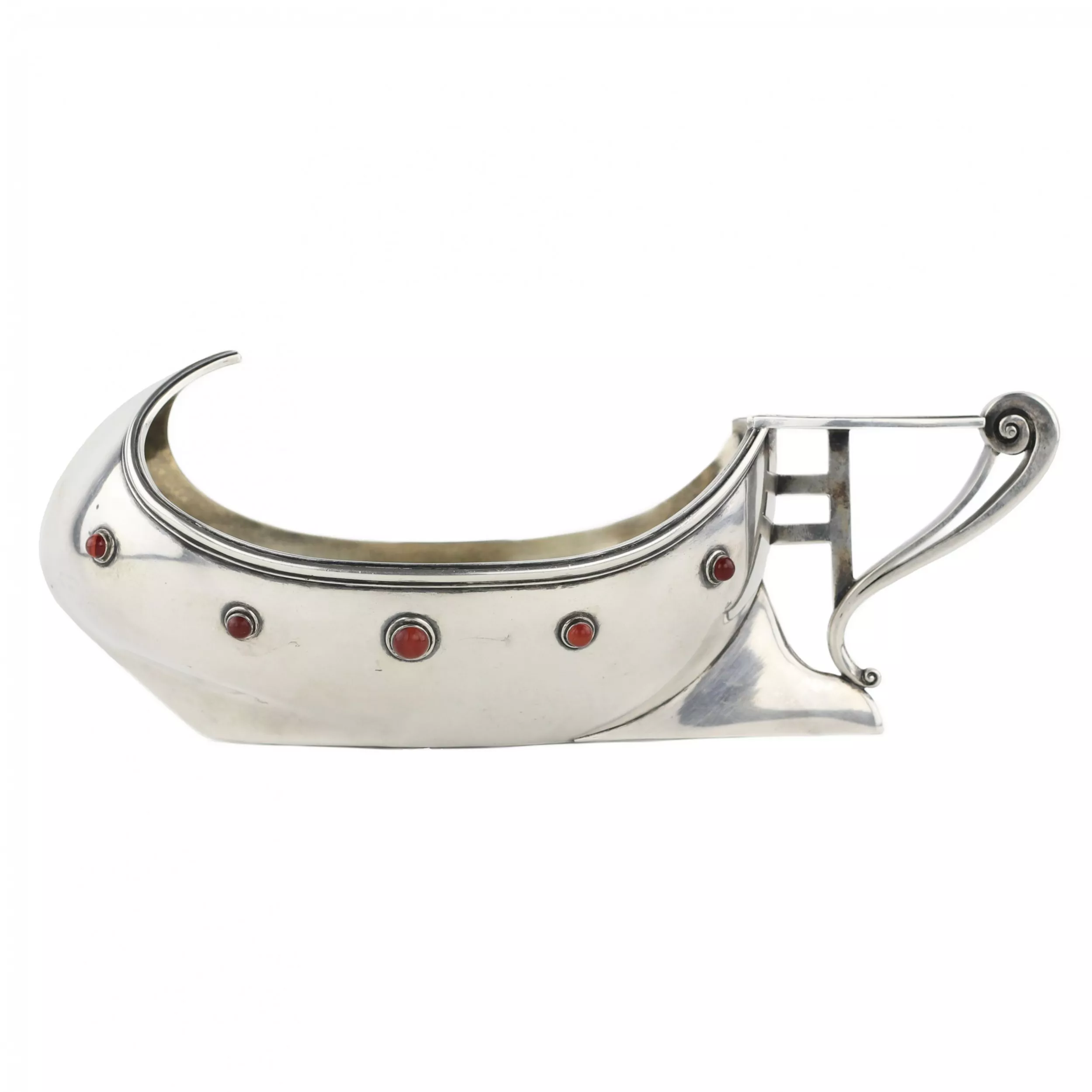 RUSSIAN PRESENTATION SILVER KOVSH IN ART NOUVEAU STYLE. ALEXANDER VYAKOVA. FIRM OF C. FABERGÉ SAINT PETERSBURG, EARLY 20TH CENTURY